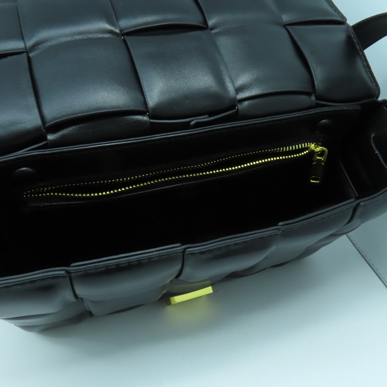 BOTTEGA VENETA 羊皮皮革Padded Cassette金扣肩背袋黑色