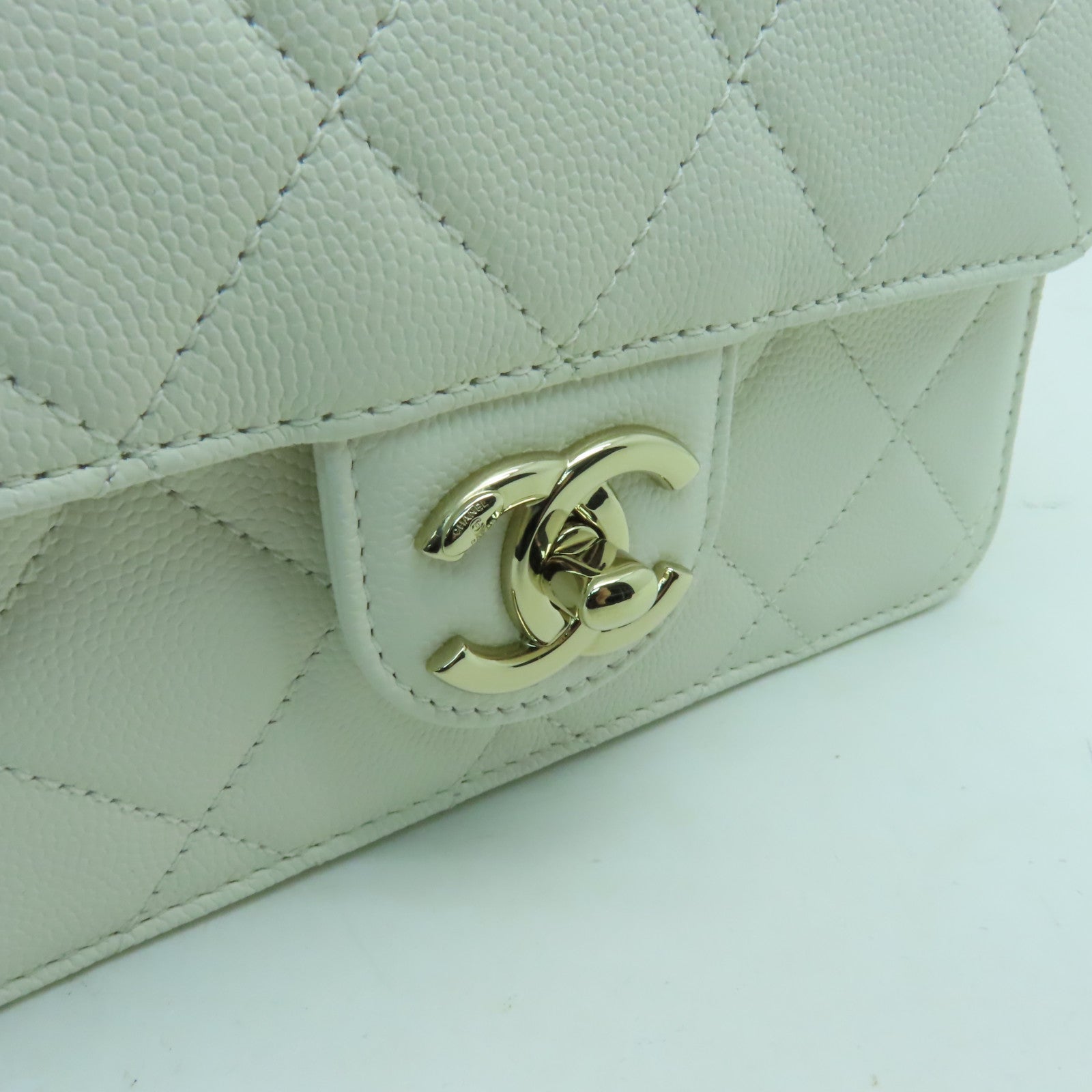 CHANEL 菱格Caviar皮革Mini Flap金扣鏈帶肩背袋白色