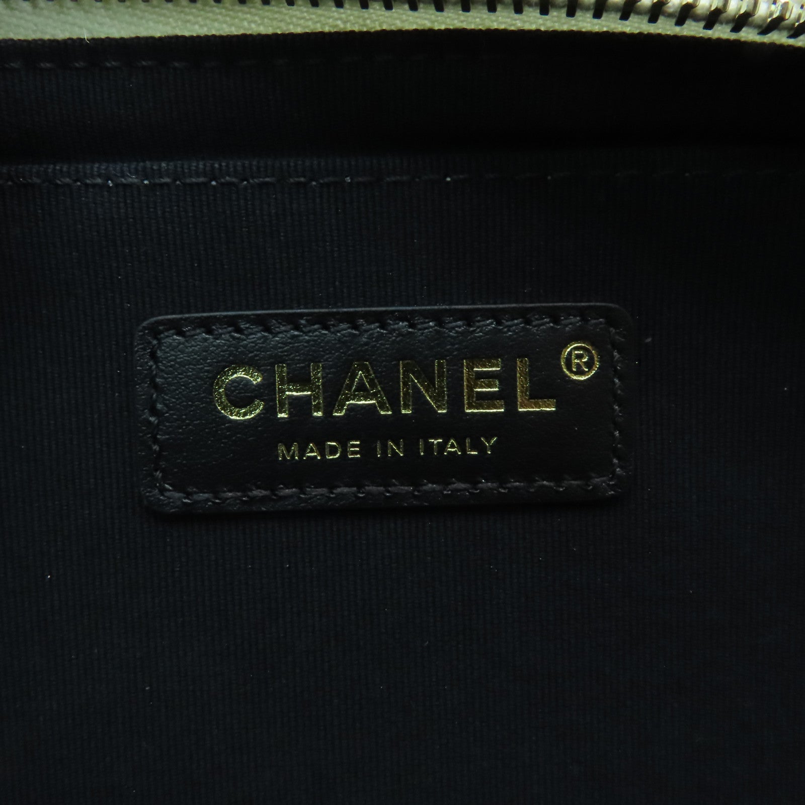CHANEL 菱格Caviar皮革Mini Flap金扣鏈帶肩背袋白色