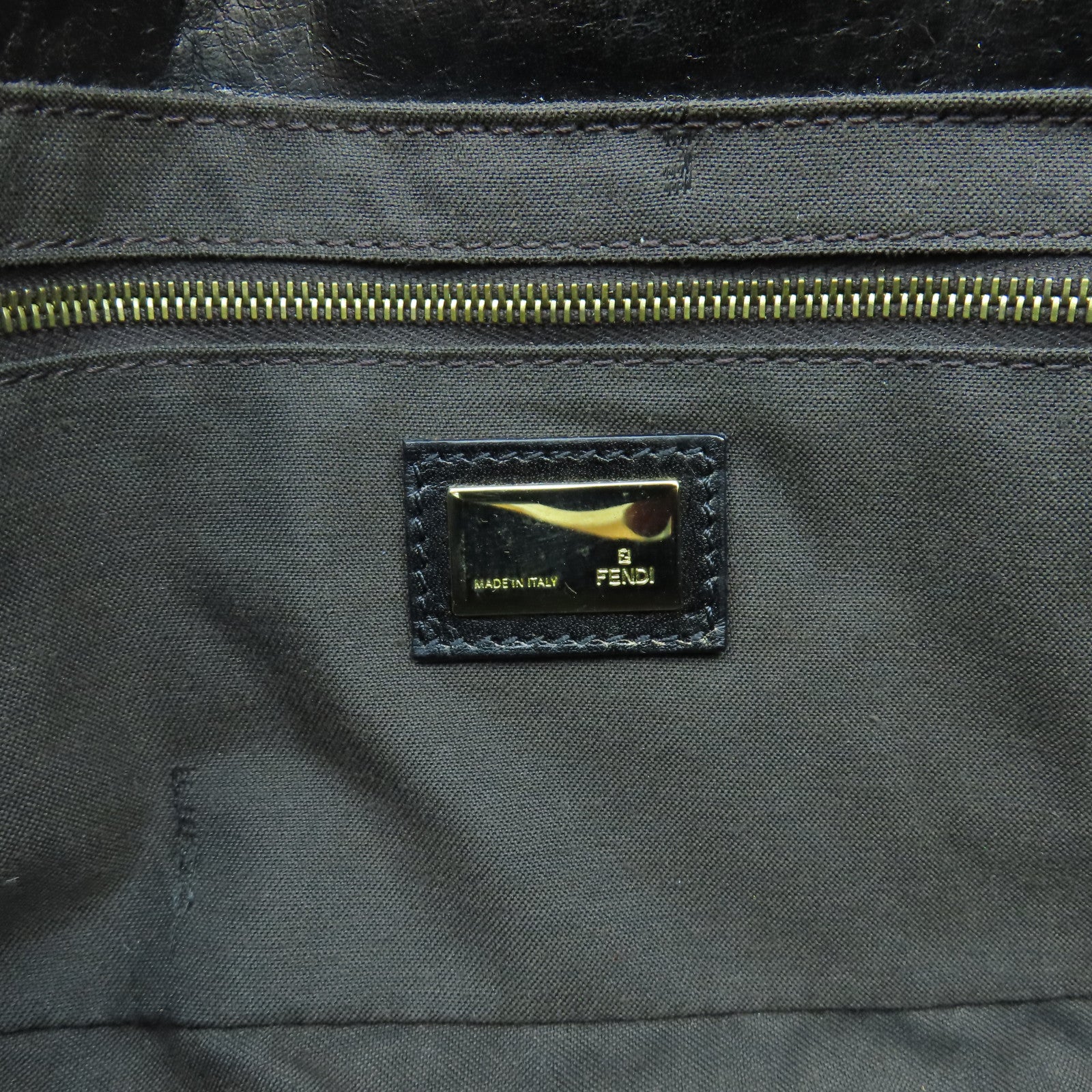 FENDI 牛皮皮革Shoulder Bag金扣肩背袋黑色
