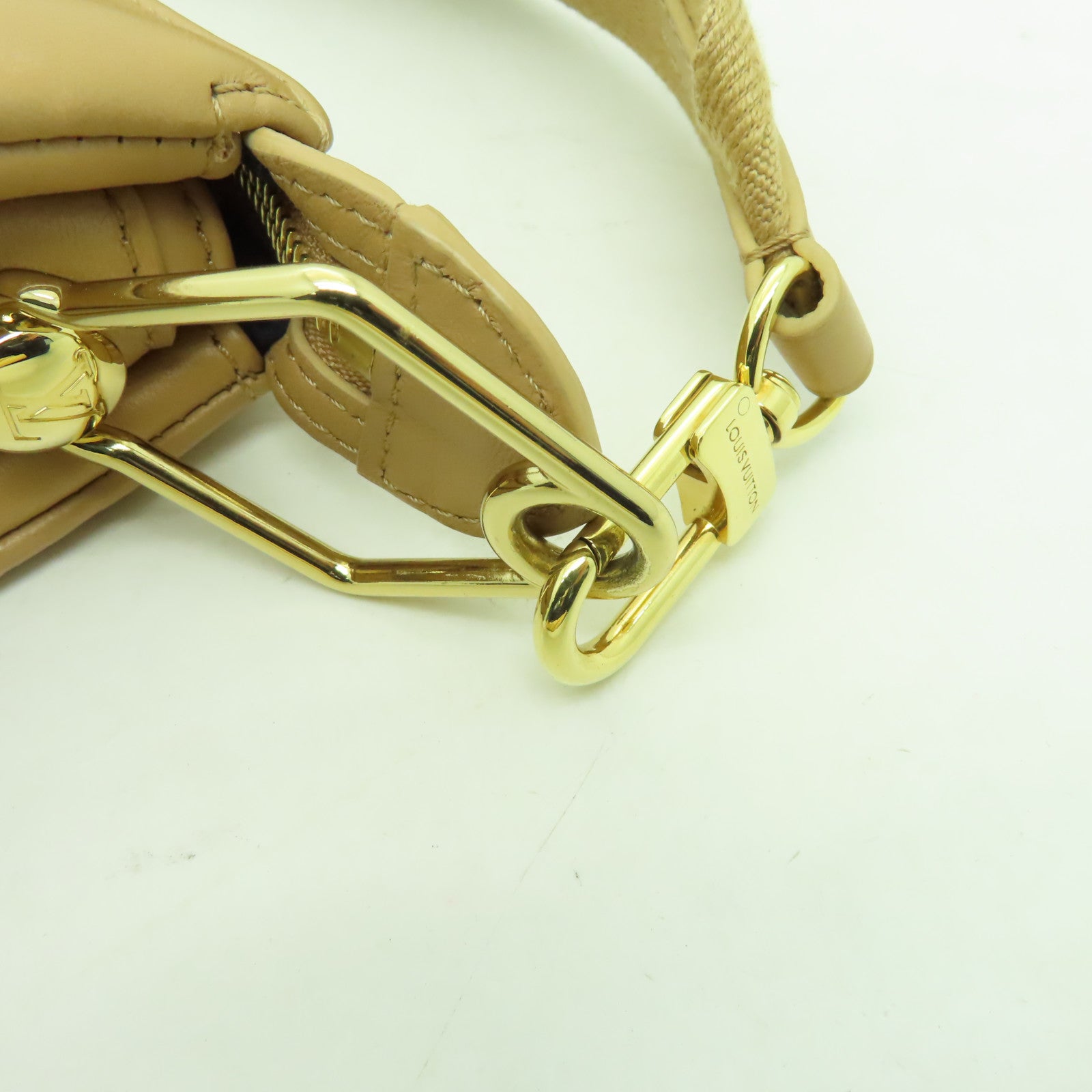 LOUIS VUITTON 羊皮皮革Coussin PM金扣肩背袋棕色