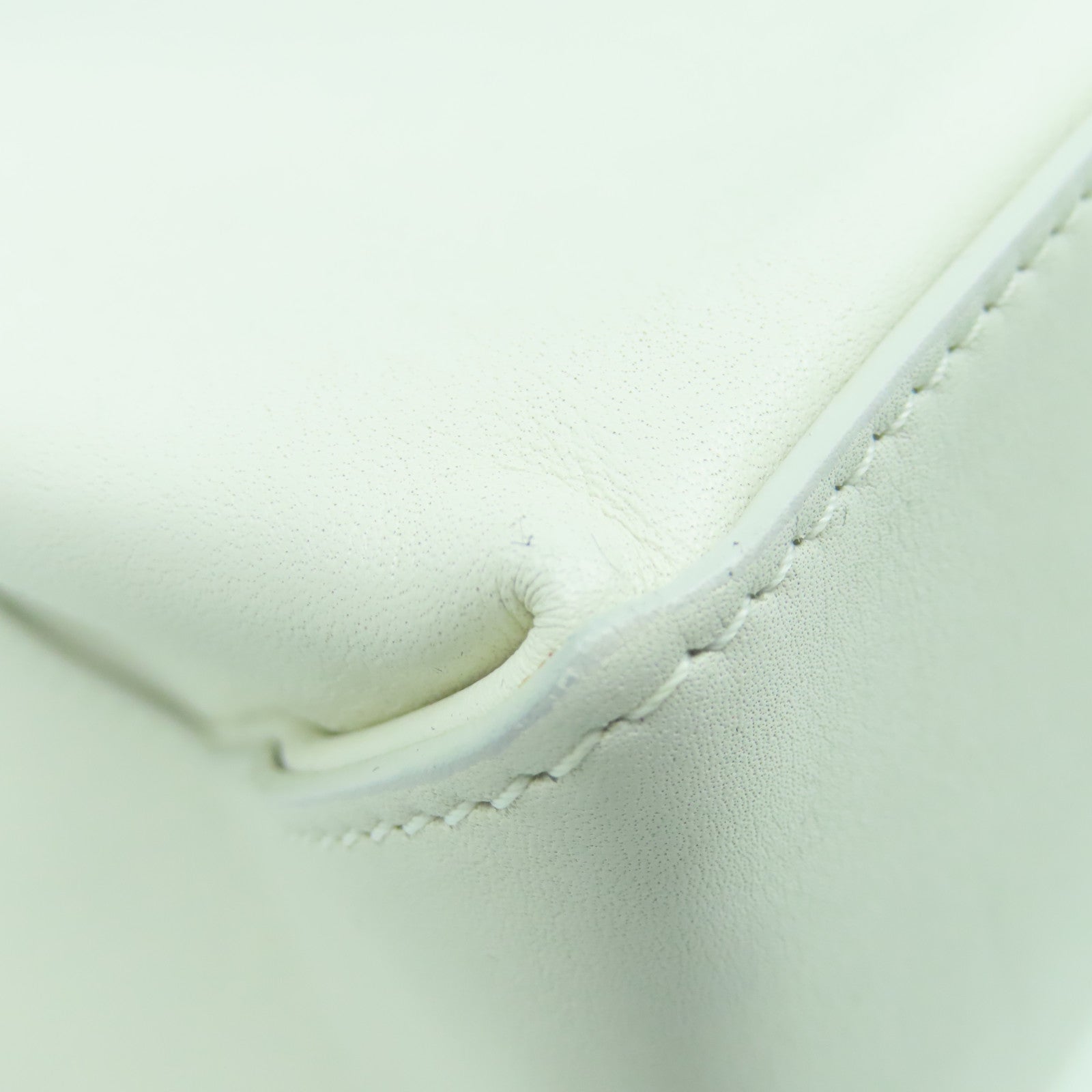 CHANEL 牛皮皮革Shoulder Bag銀扣肩背袋白色