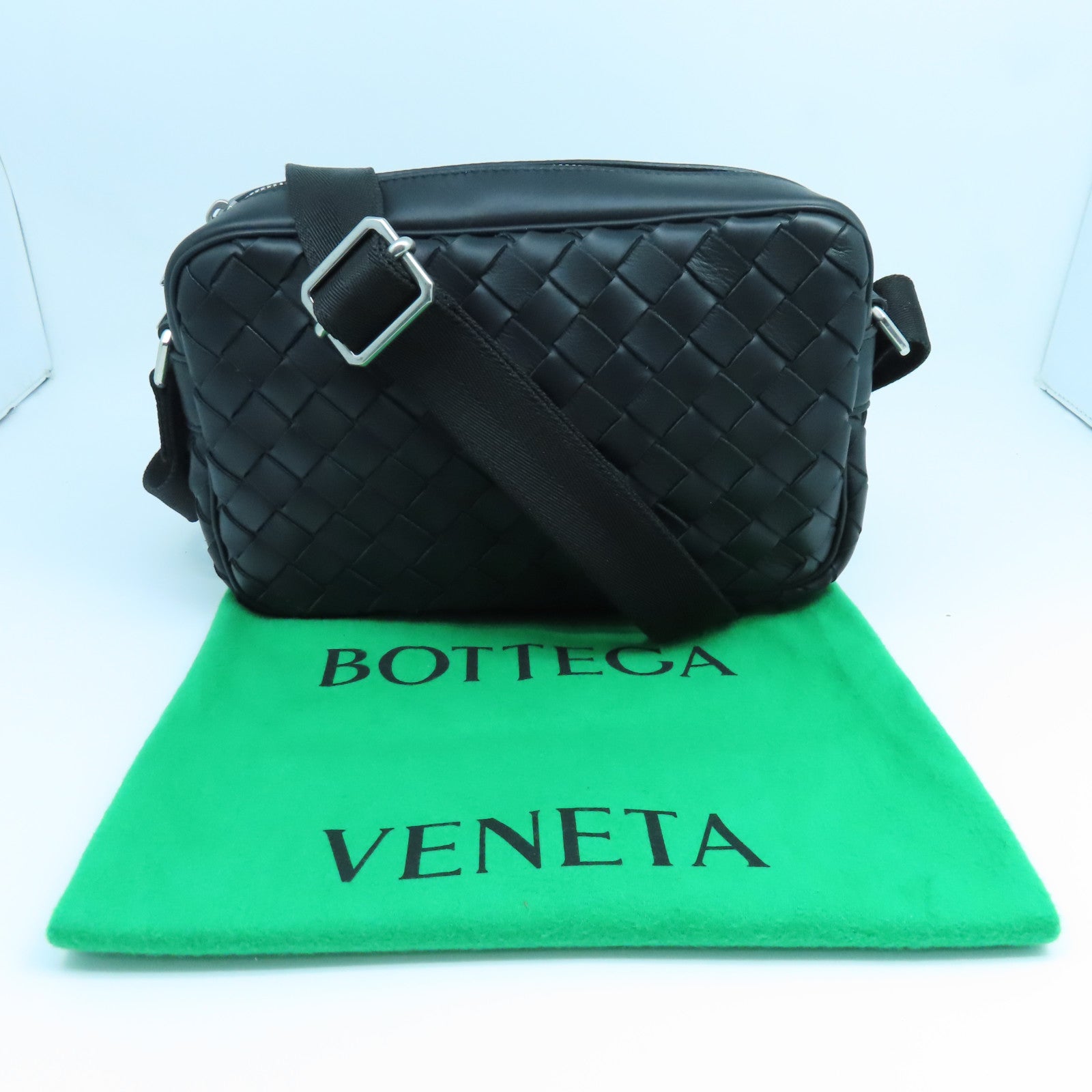 BOTTEGA VENETA 織紋皮革Small Intrecciato Camera Bag銀扣肩背袋黑色