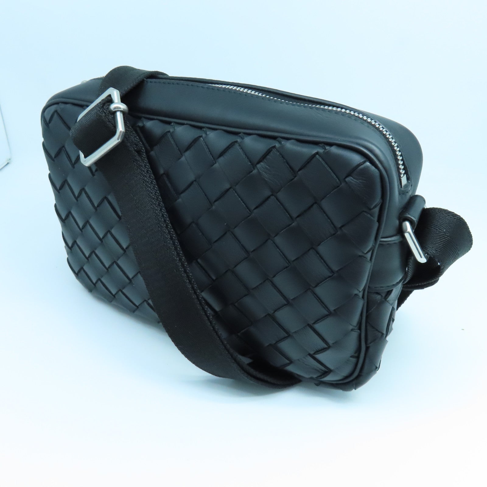 BOTTEGA VENETA 織紋皮革Small Intrecciato Camera Bag銀扣肩背袋黑色