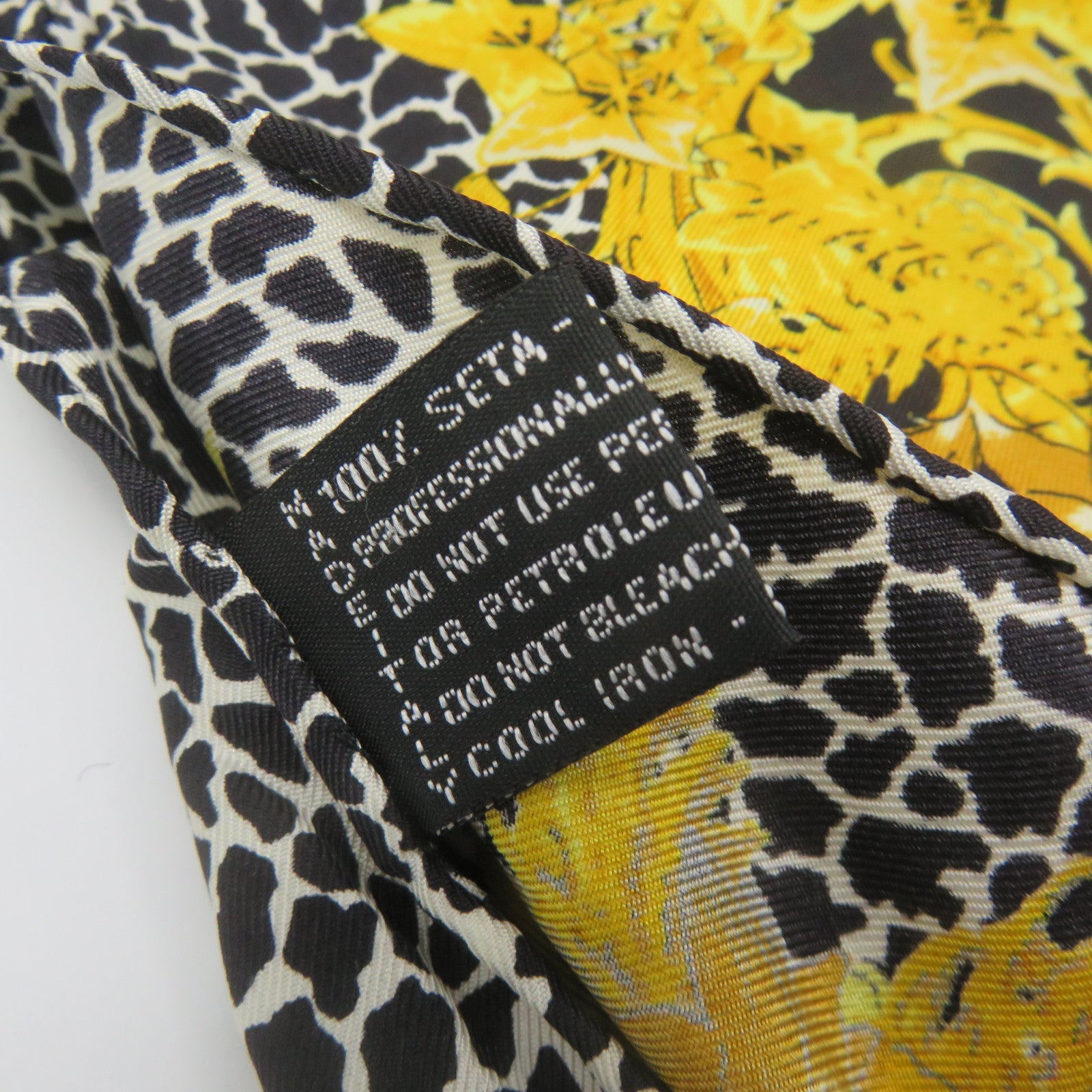VERSACE 絲質Scarf 85x85絲巾黑色/白色/黃色