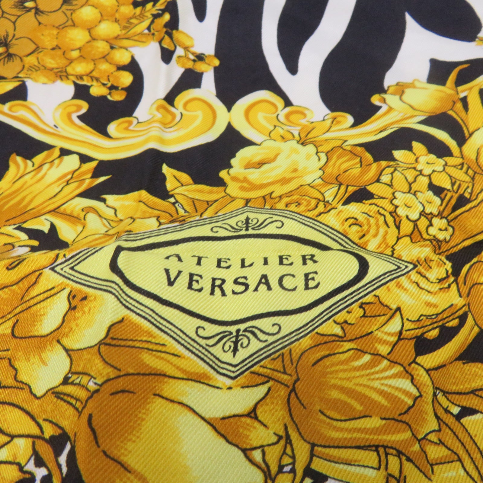 VERSACE 絲質Scarf 85x85絲巾黑色/白色/黃色