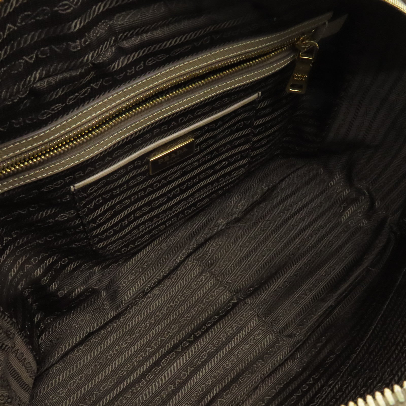 PRADA 牛皮皮革Handbag金扣手挽袋米色