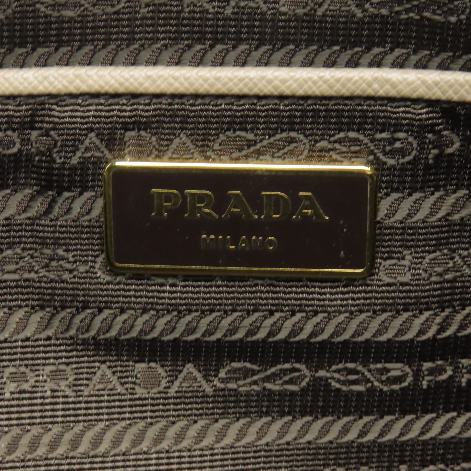 PRADA 牛皮皮革Handbag金扣手挽袋米色