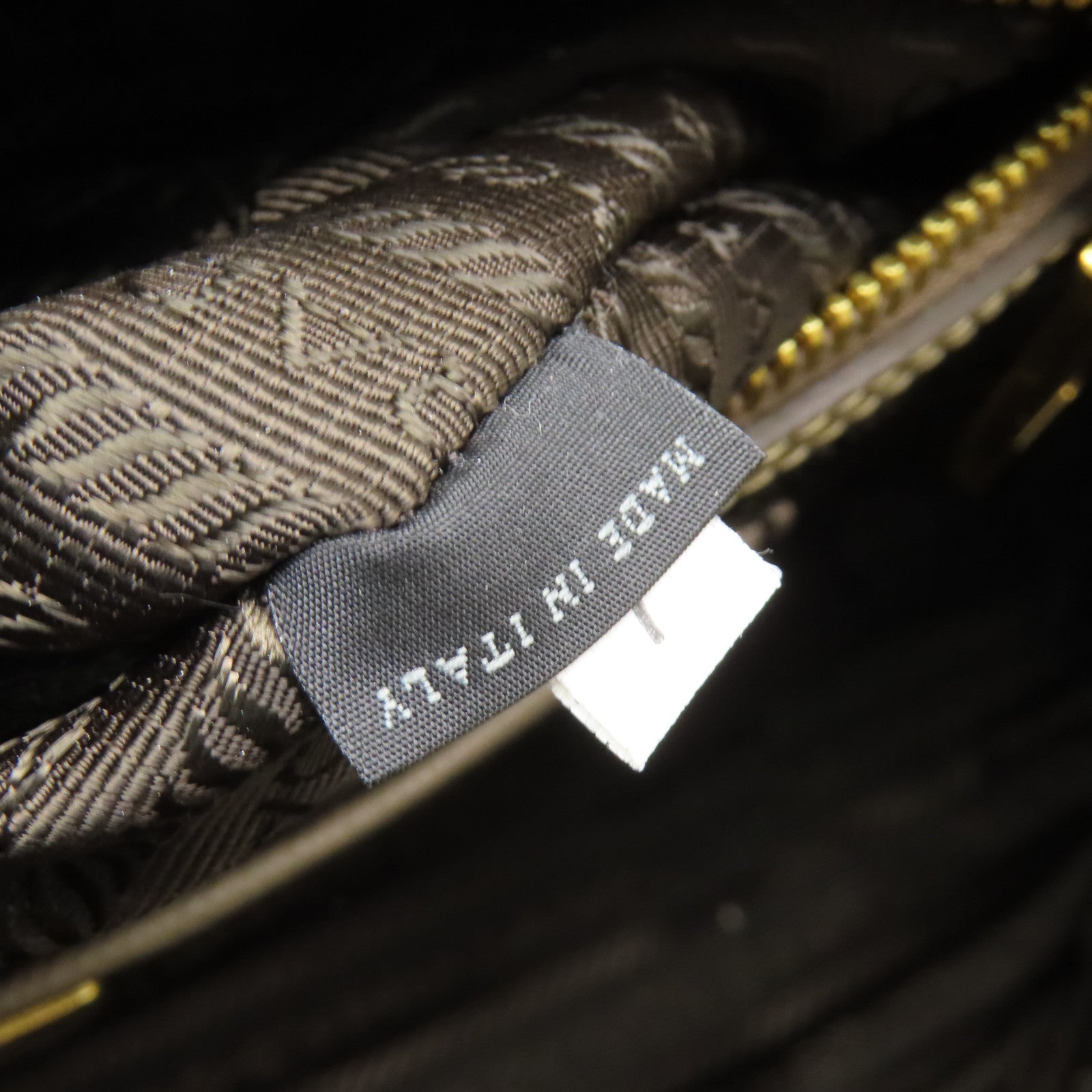 PRADA 牛皮皮革Handbag金扣手挽袋米色