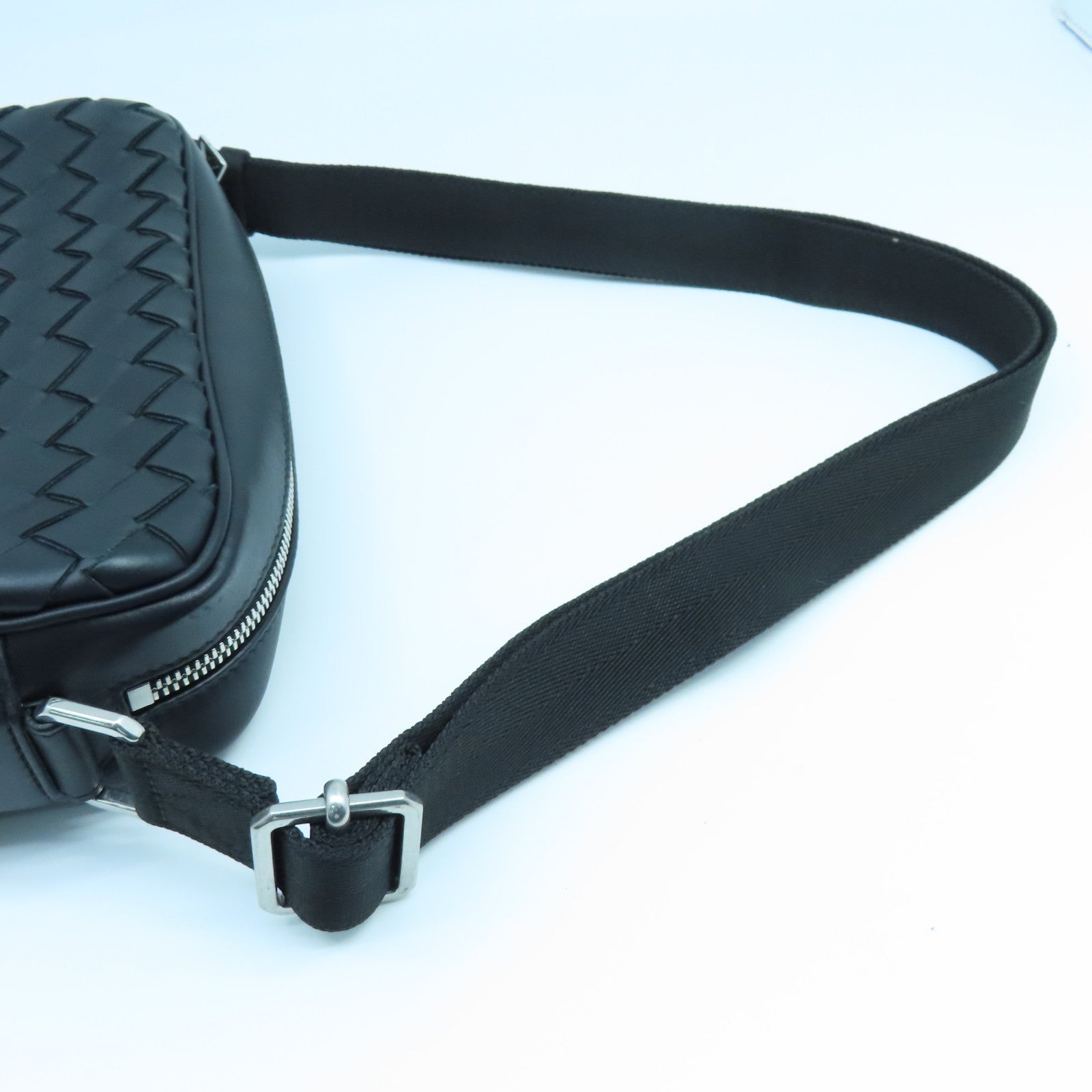 BOTTEGA VENETA 織紋皮革Small Intrecciato Camera Bag銀扣肩背袋黑色