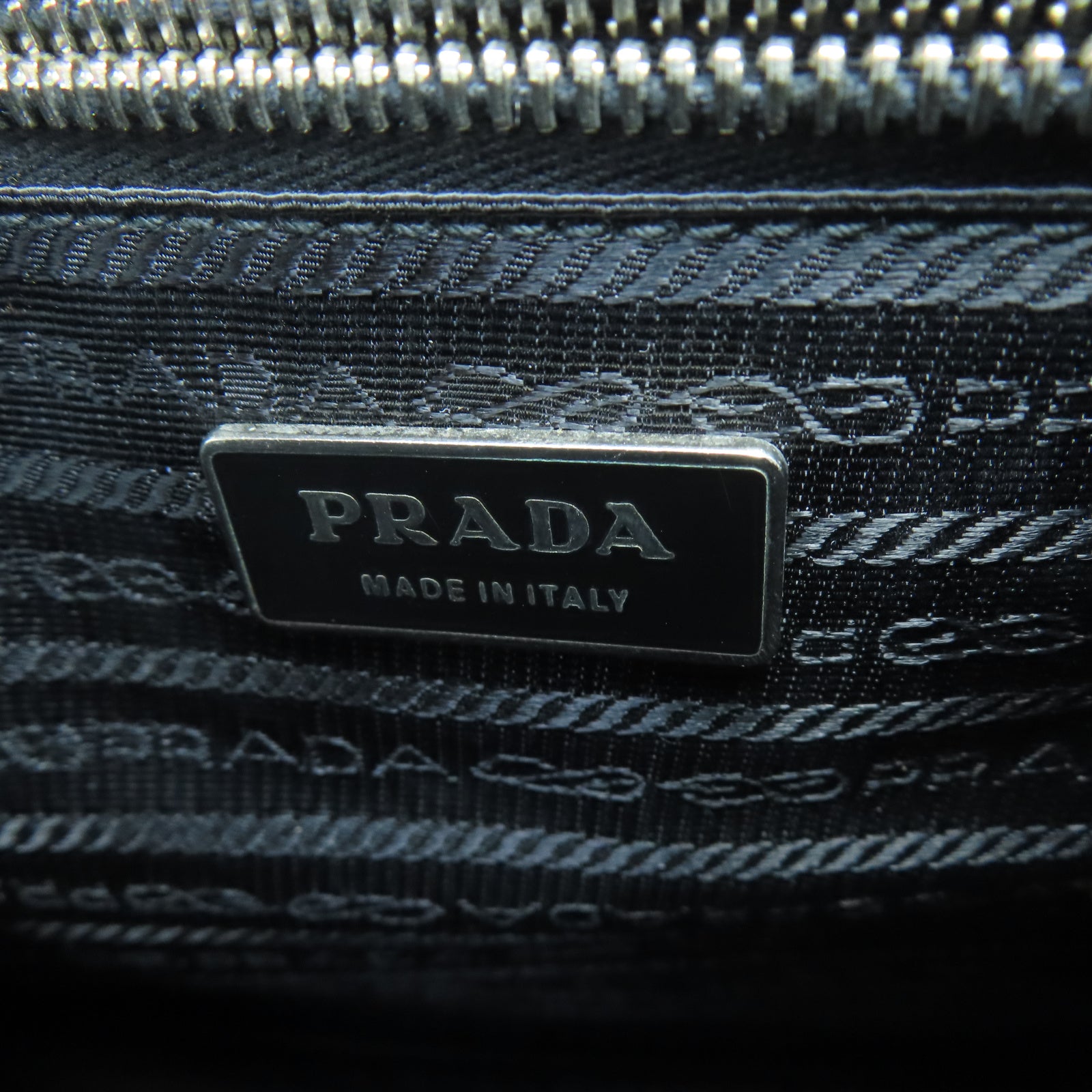 PRADA 尼龍Hand Bag銀扣手挽袋黑色