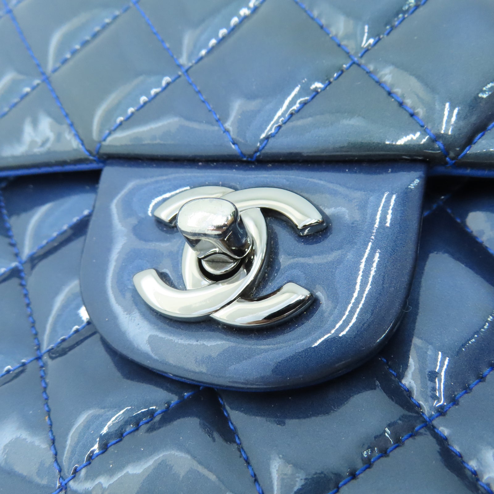 CHANEL 菱格漆皮皮革Classic 25cm銀扣鏈帶肩背袋藍色