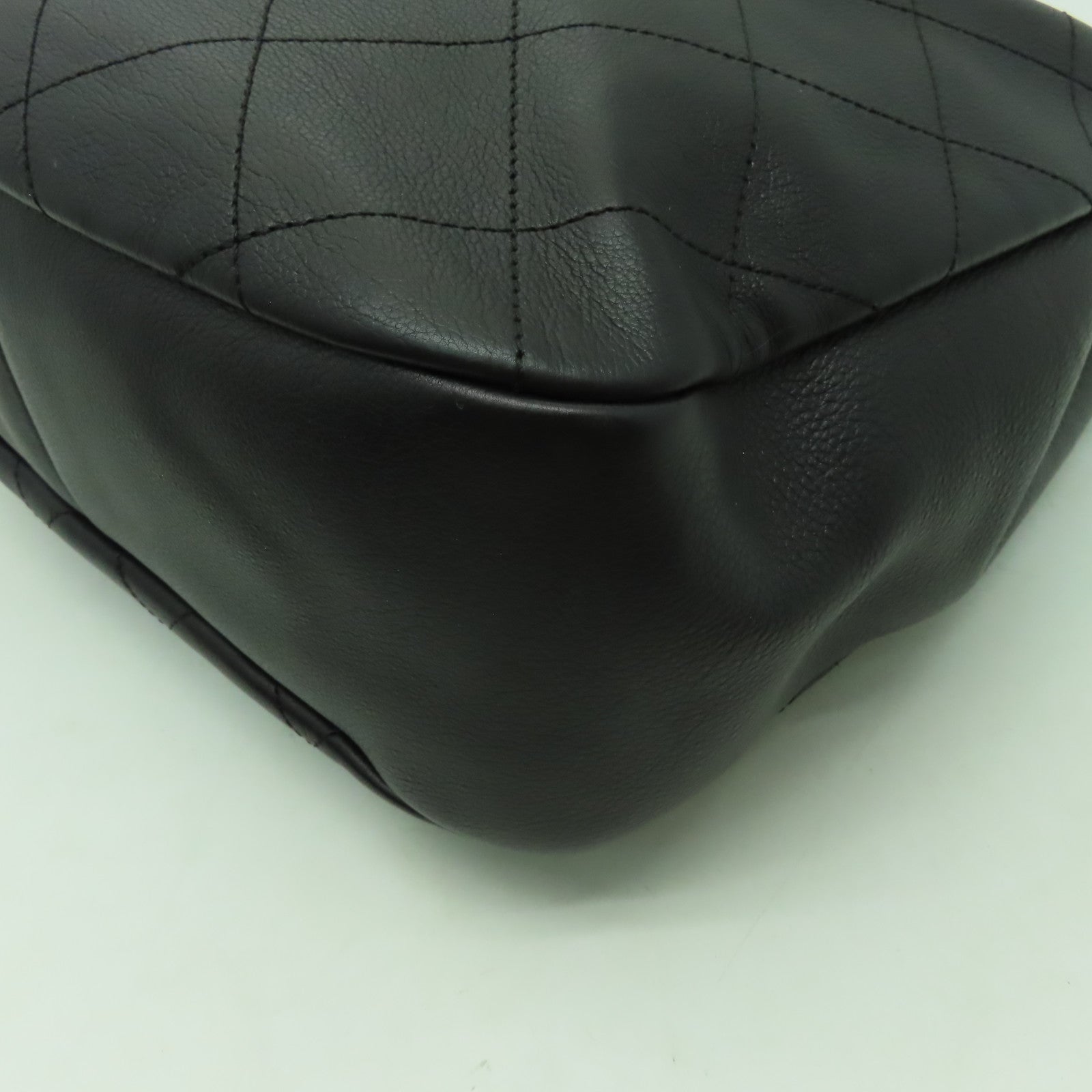 CHANEL 牛皮皮革Bucket金扣手挽肩背兩用袋黑色