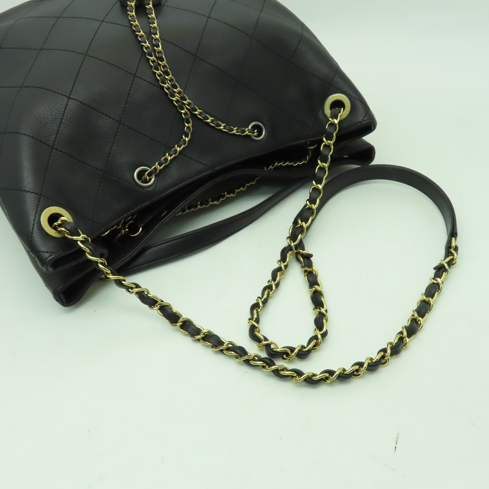 CHANEL 牛皮皮革Bucket金扣手挽肩背兩用袋黑色