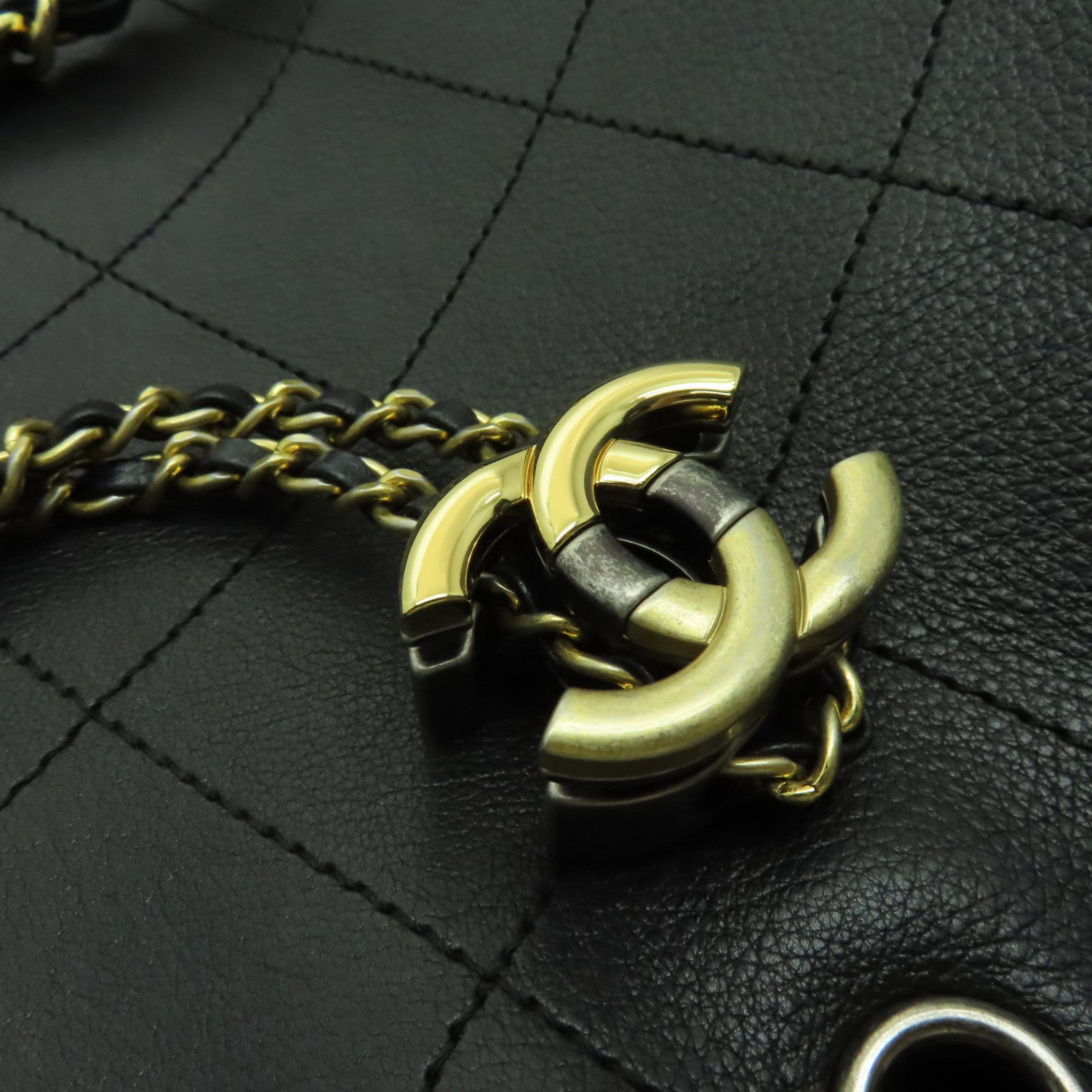 CHANEL 牛皮皮革Bucket金扣手挽肩背兩用袋黑色