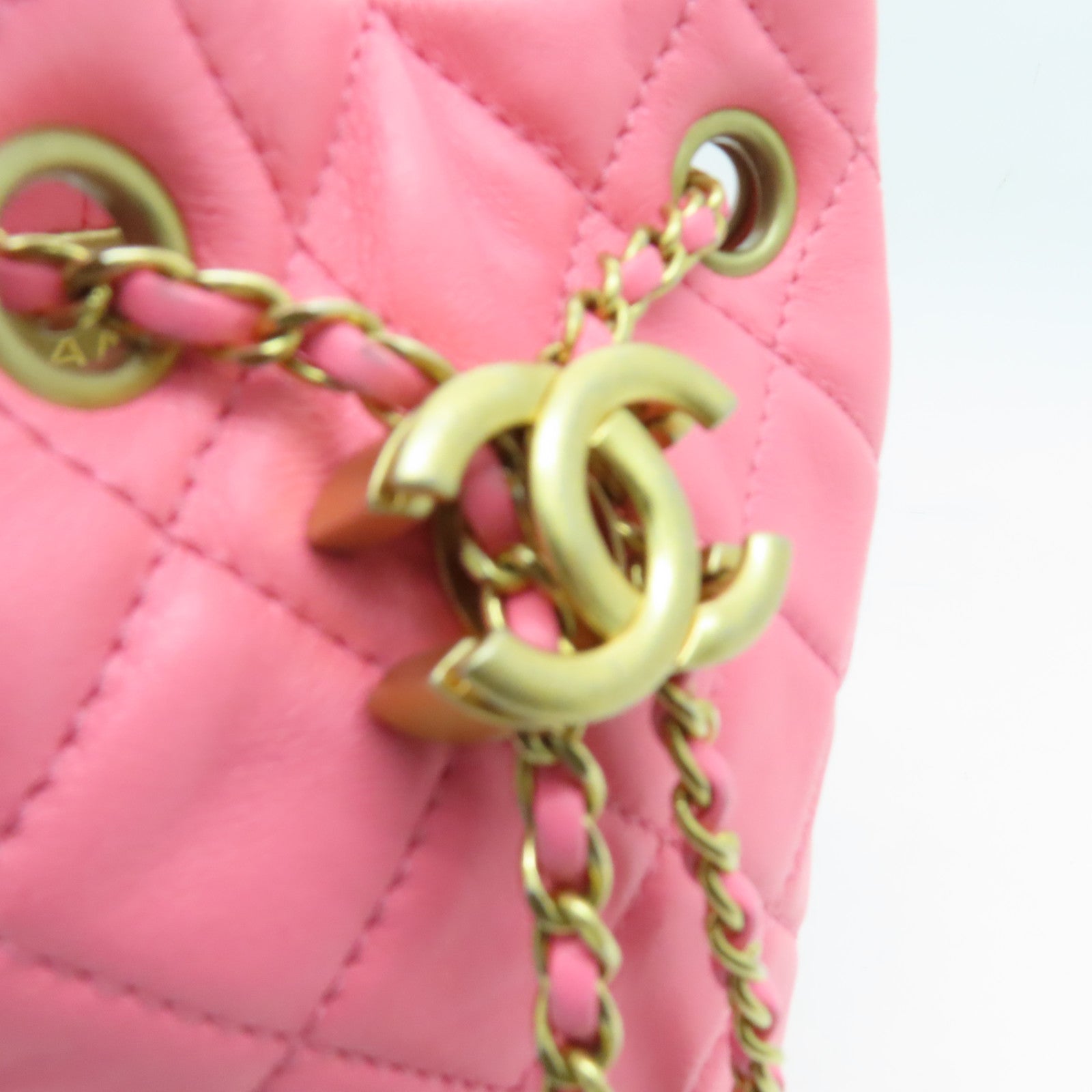 CHANEL 菱格牛皮皮革Mini Bucket金扣鏈帶肩背袋粉紅色