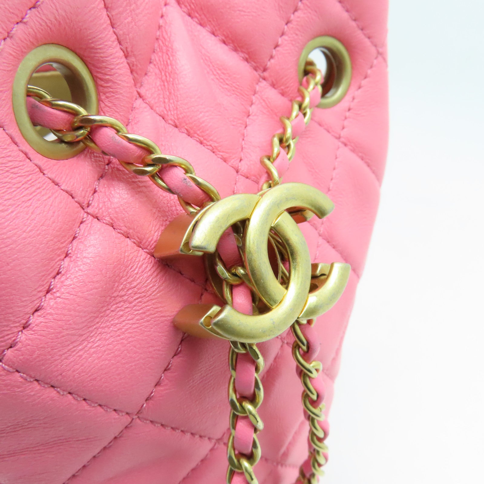 CHANEL 菱格牛皮皮革Mini Bucket金扣鏈帶肩背袋粉紅色