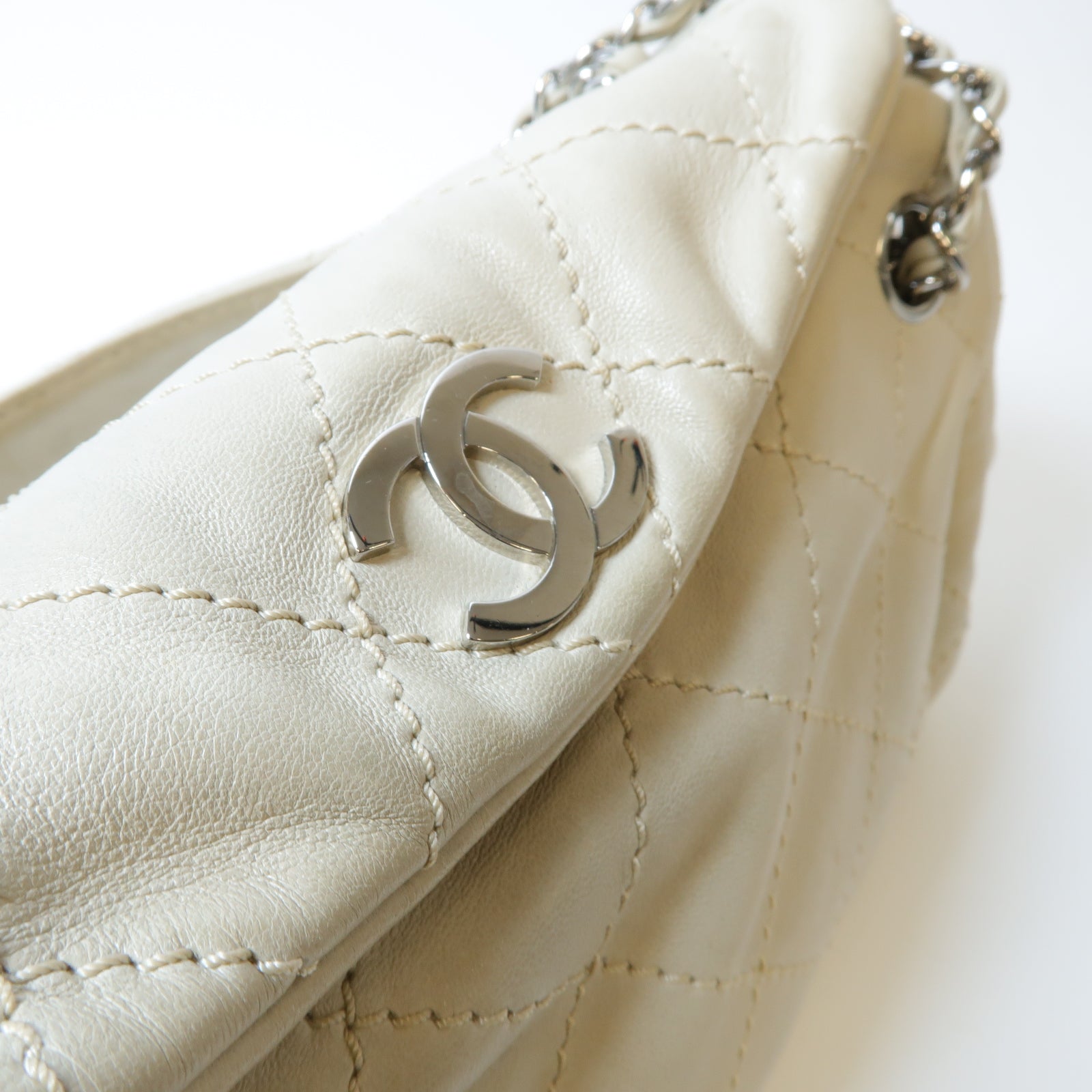 CHANEL 菱格羊皮皮革Chain Shoulder銀扣鏈帶肩背袋米色