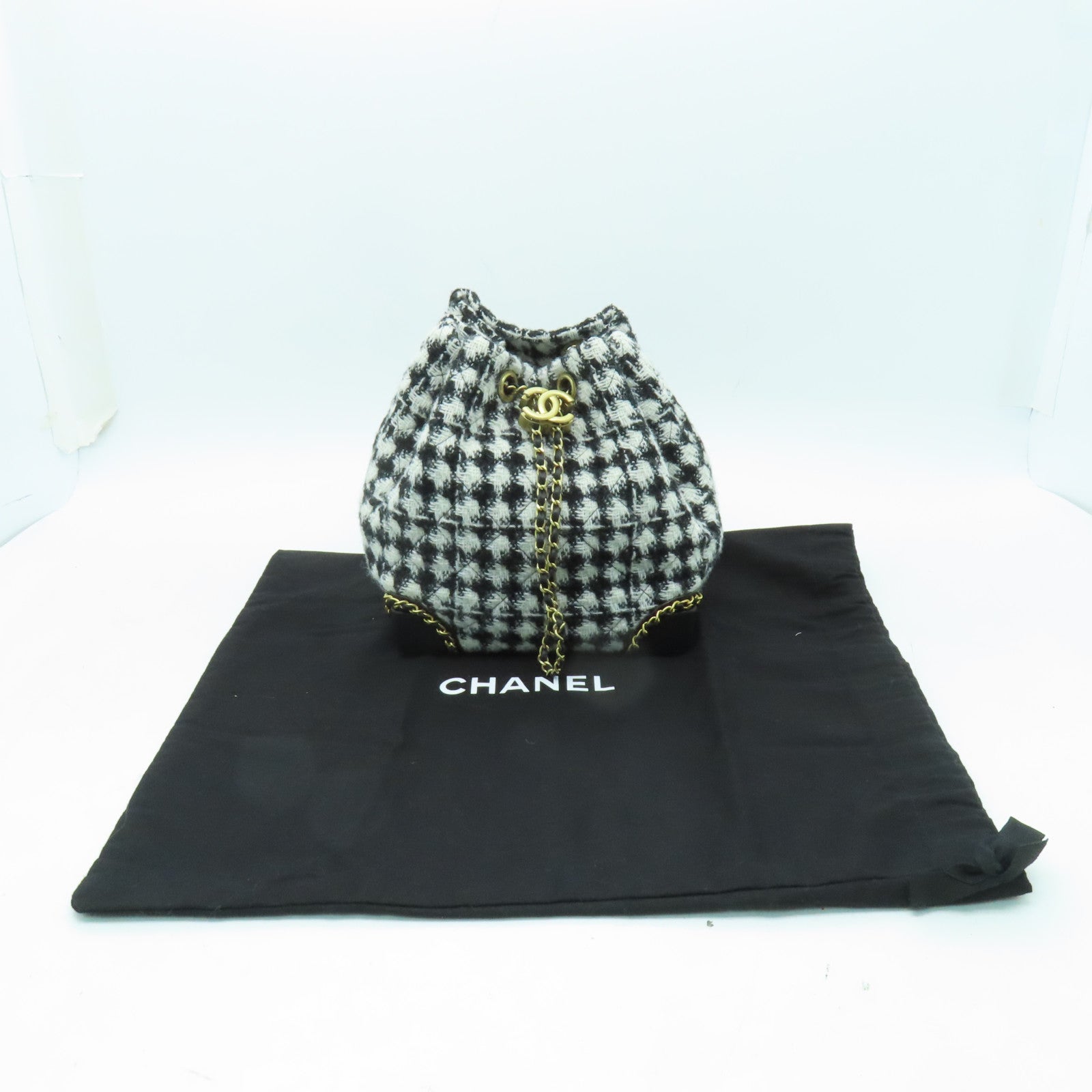 CHANEL 斜紋軟呢Backpack金扣背包黒色/白色