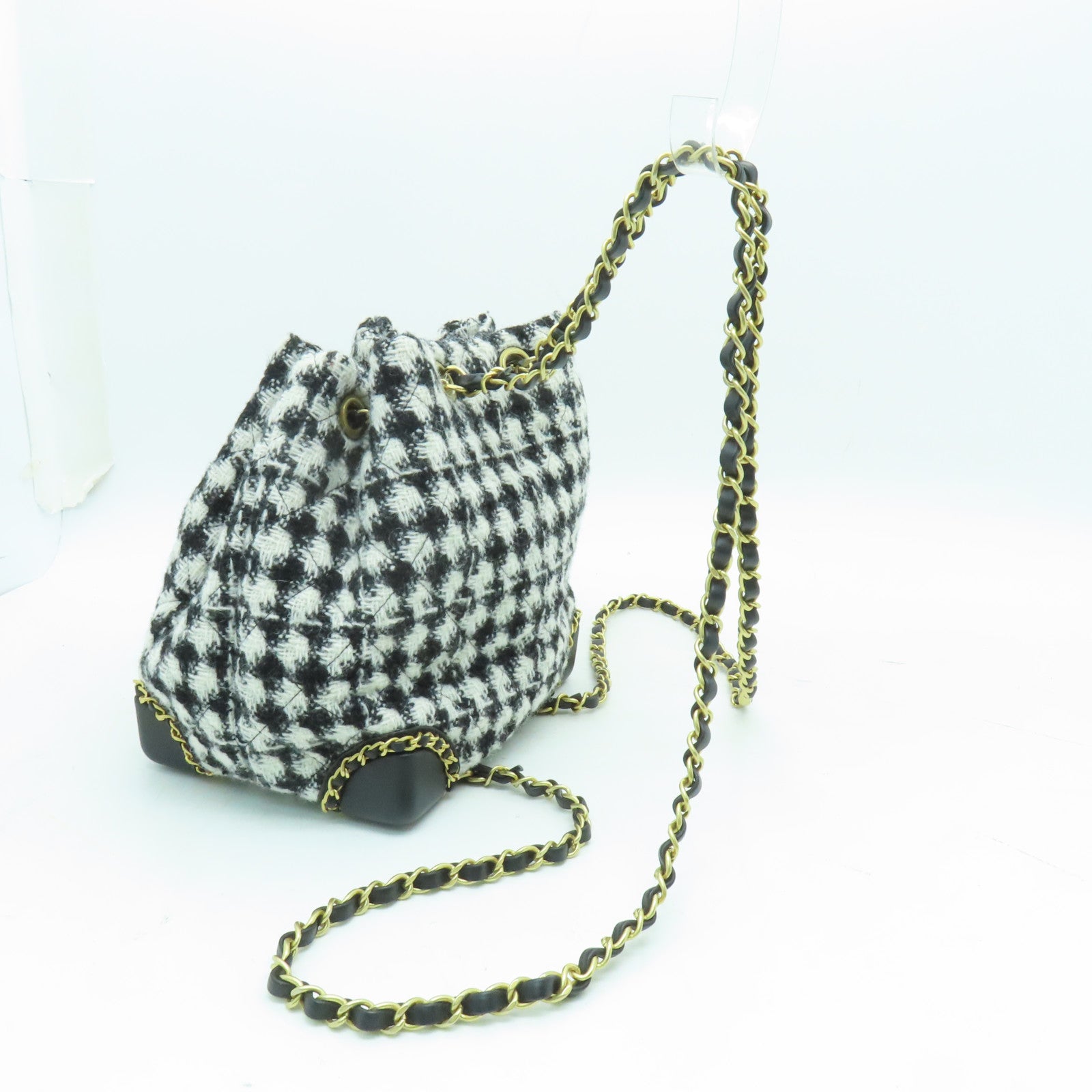 CHANEL 斜紋軟呢Backpack金扣背包黒色/白色