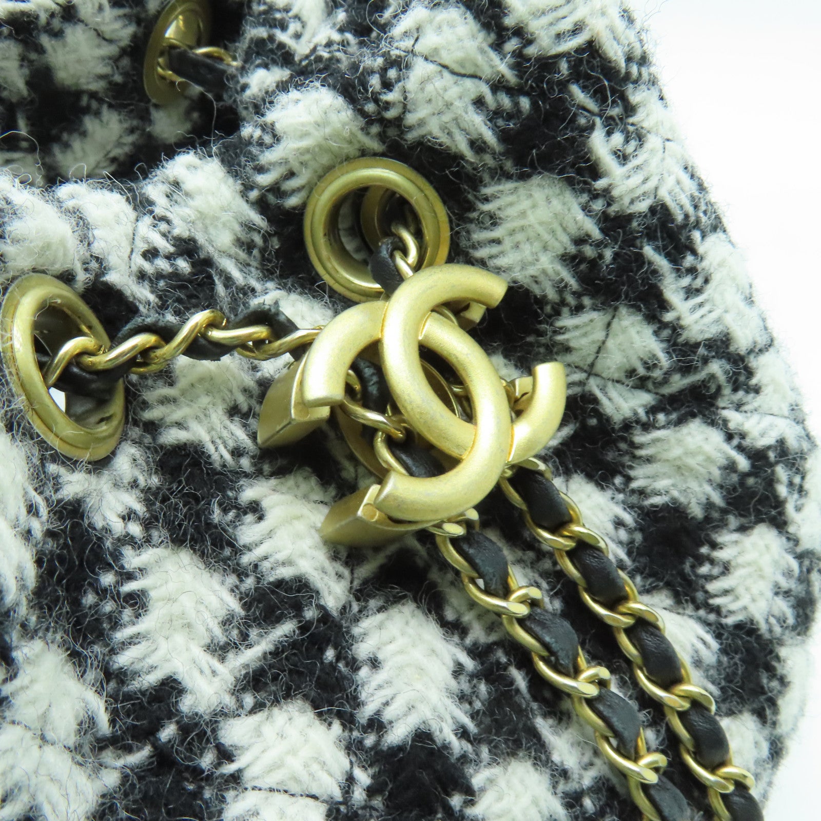 CHANEL 斜紋軟呢Backpack金扣背包黒色/白色