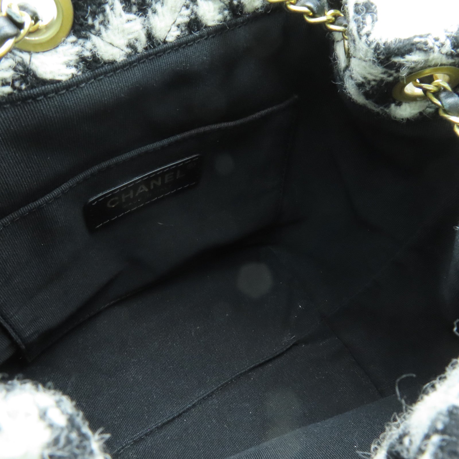 CHANEL 斜紋軟呢Backpack金扣背包黒色/白色