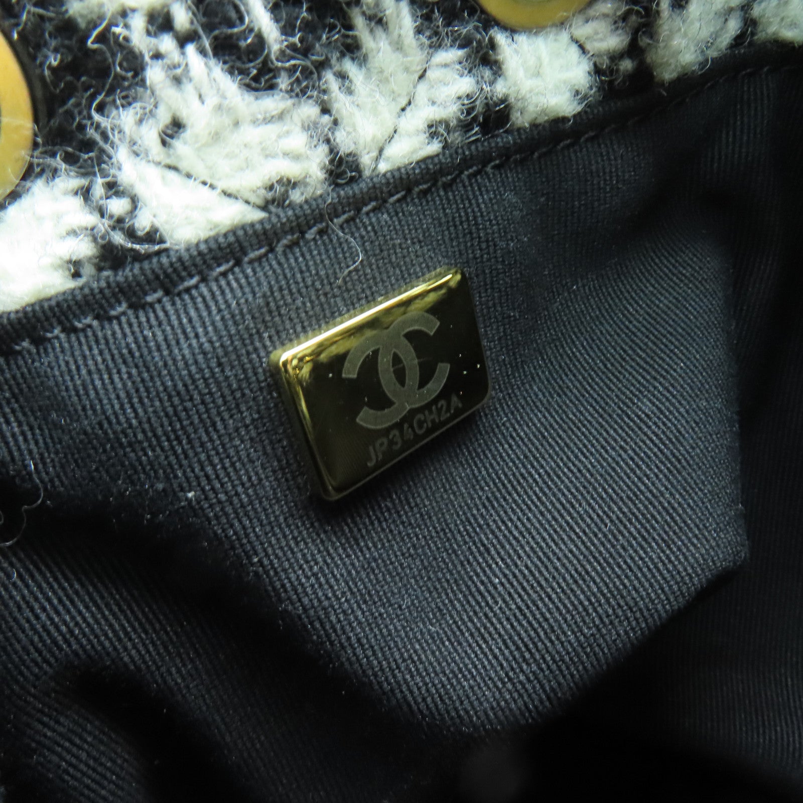 CHANEL 斜紋軟呢Backpack金扣背包黒色/白色
