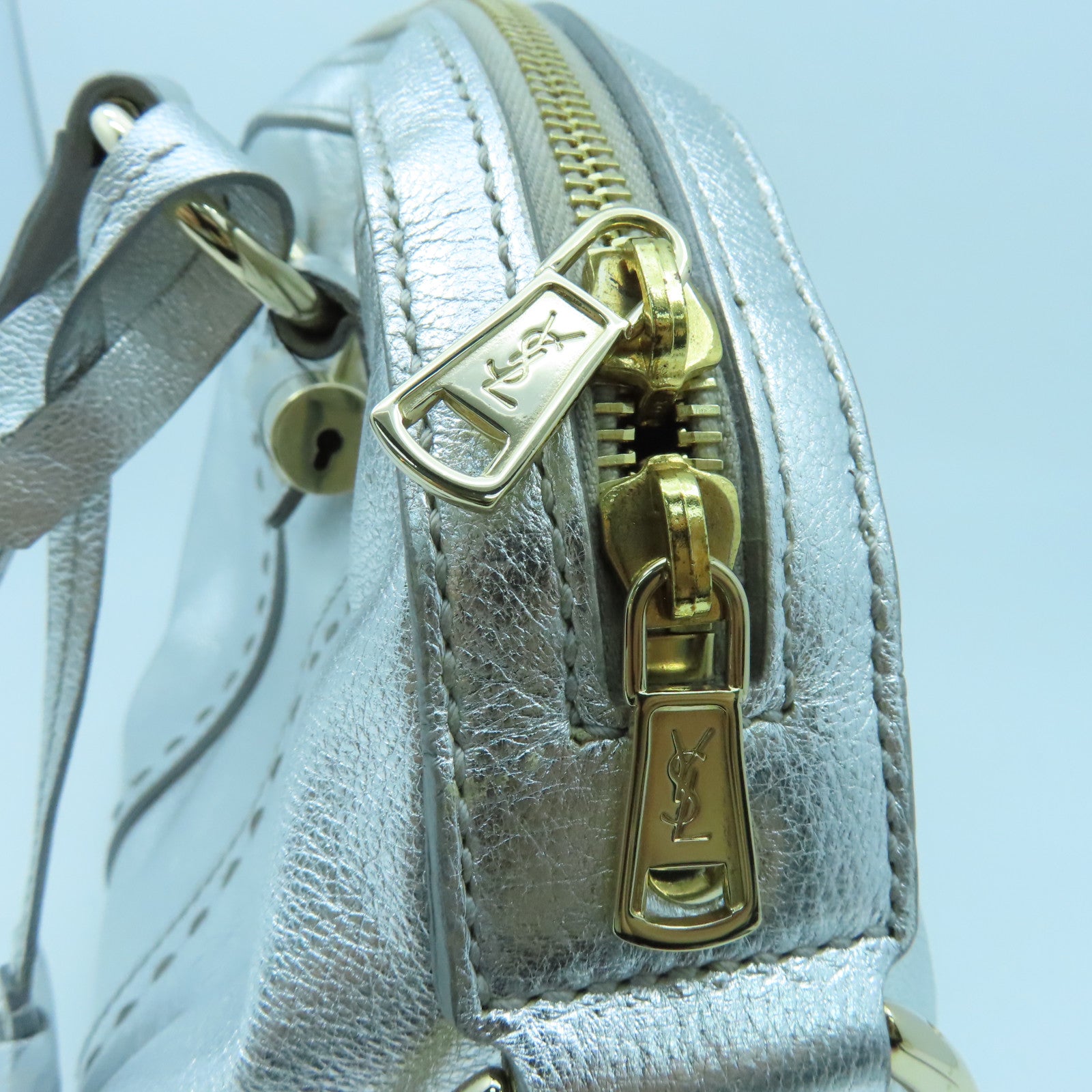 YVES SAINT LAURENT 牛皮皮革Shoulder Bag金扣肩背袋銀色