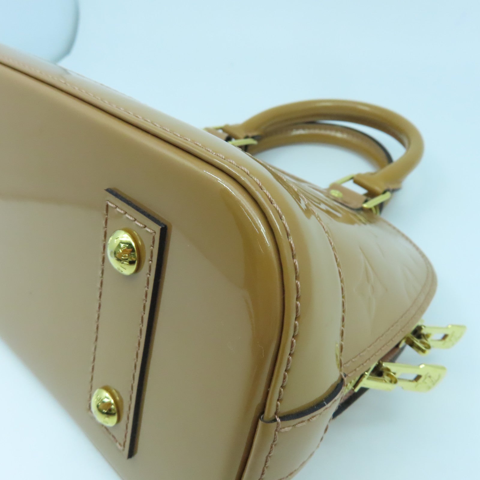 LOUIS VUITTON Monogram Vernis Alma BB金扣手挽袋棕色