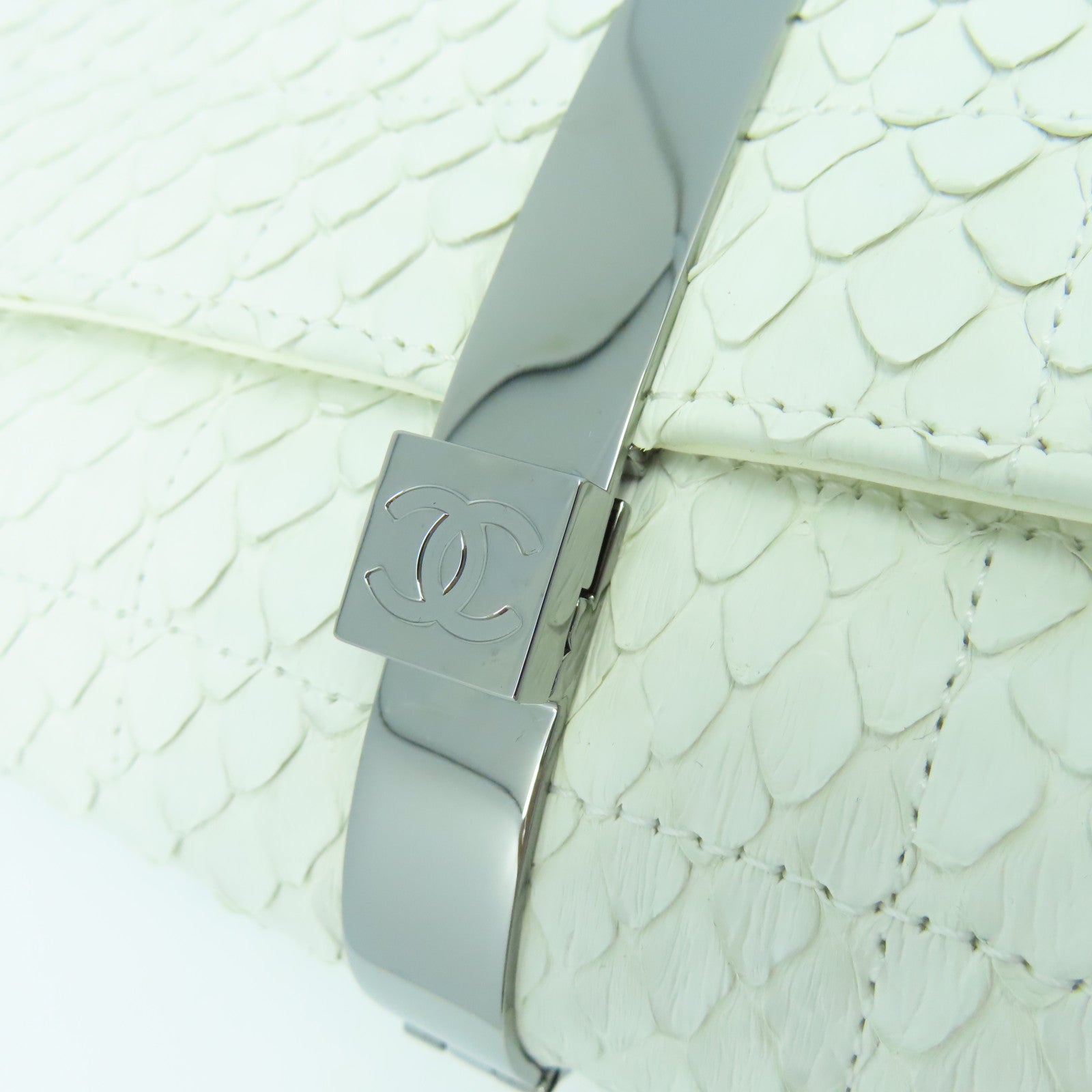 CHANEL 蛇皮皮革Chain Shoulder銀扣鏈帶肩背袋白色