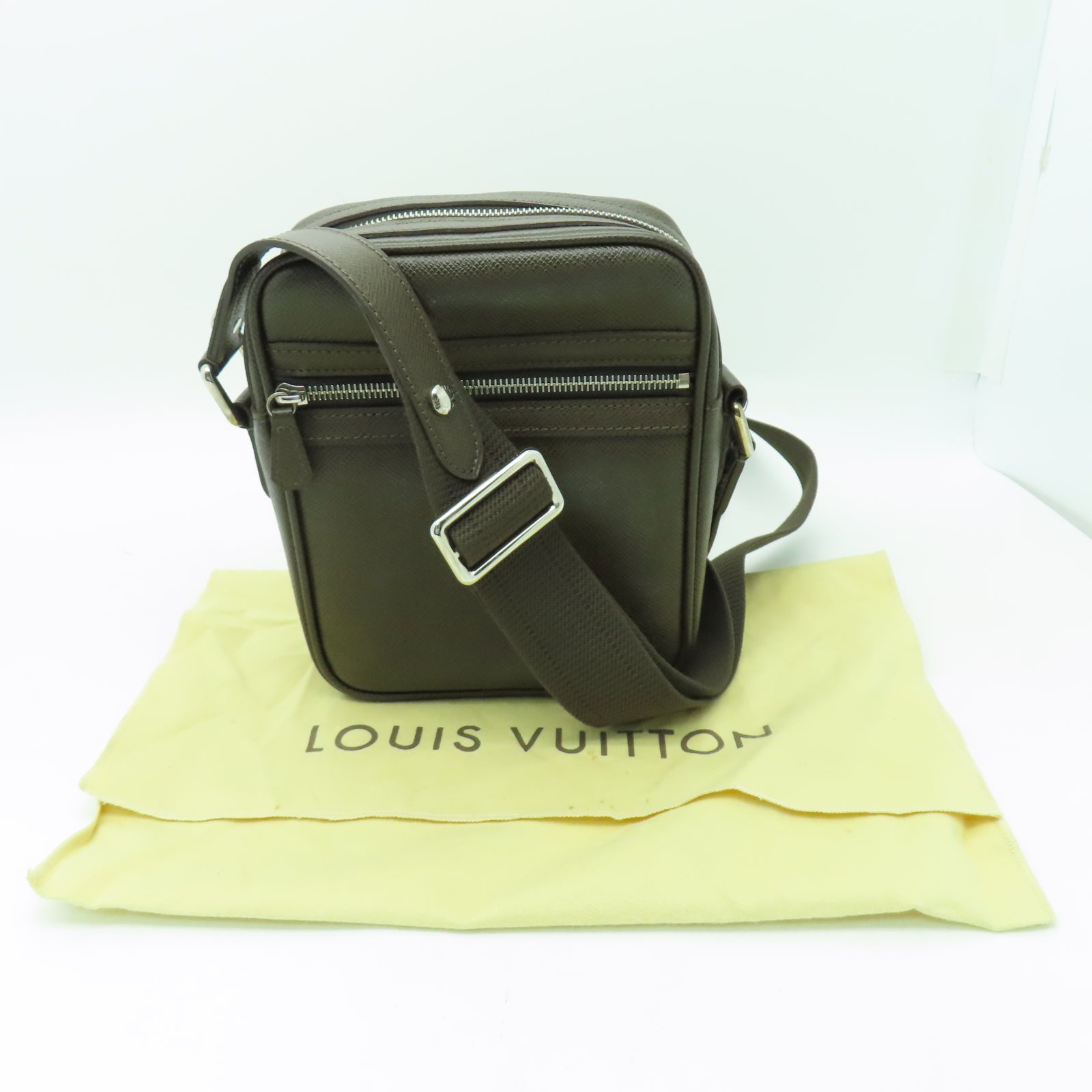 LOUIS VUITTON Taiga皮革Dimiri銀扣肩背袋灰綠色