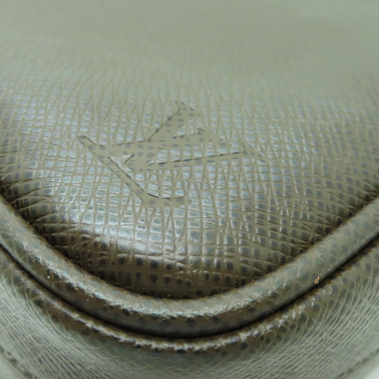 LOUIS VUITTON Taiga皮革Dimiri銀扣肩背袋灰綠色