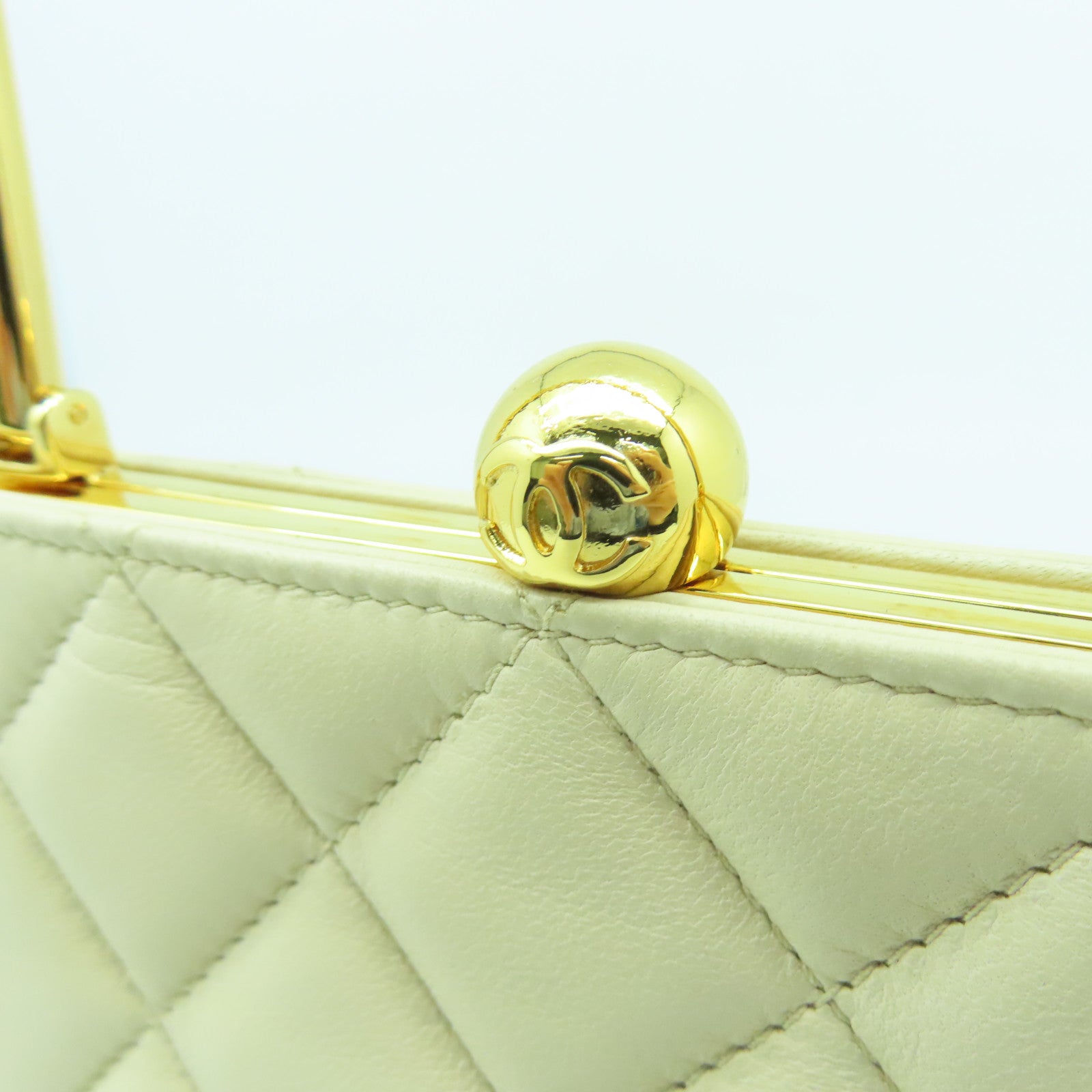 CHANEL 菱格牛皮皮革Handbag金扣手挽袋米色