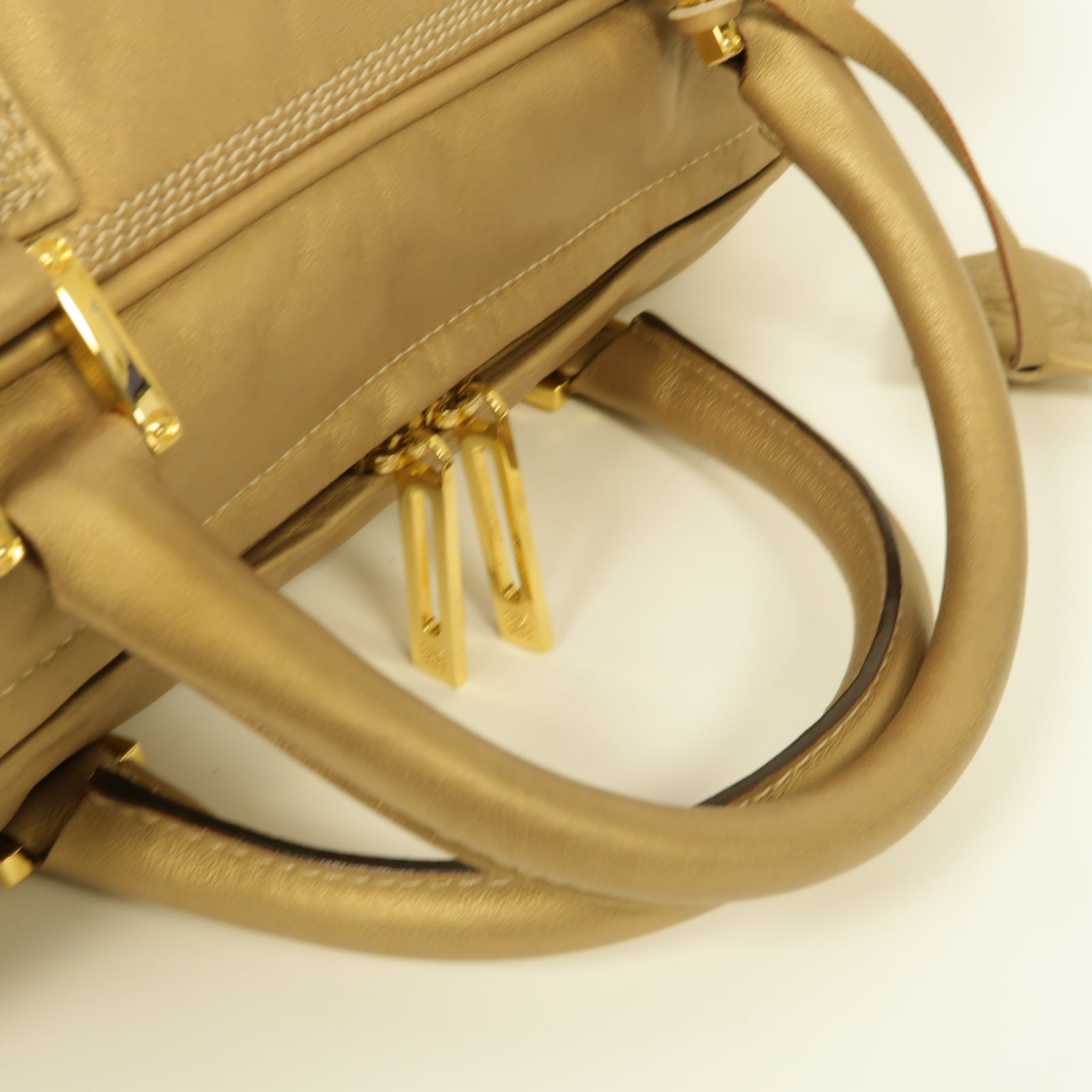 LOEWE 羊皮皮革Amazona金扣手挽袋金色