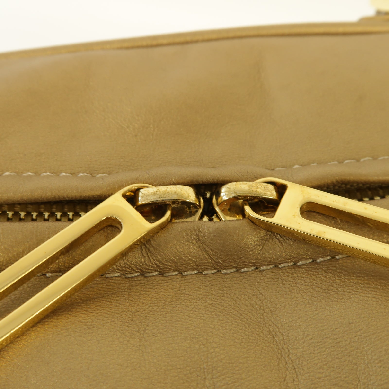 LOEWE 羊皮皮革Amazona金扣手挽袋金色