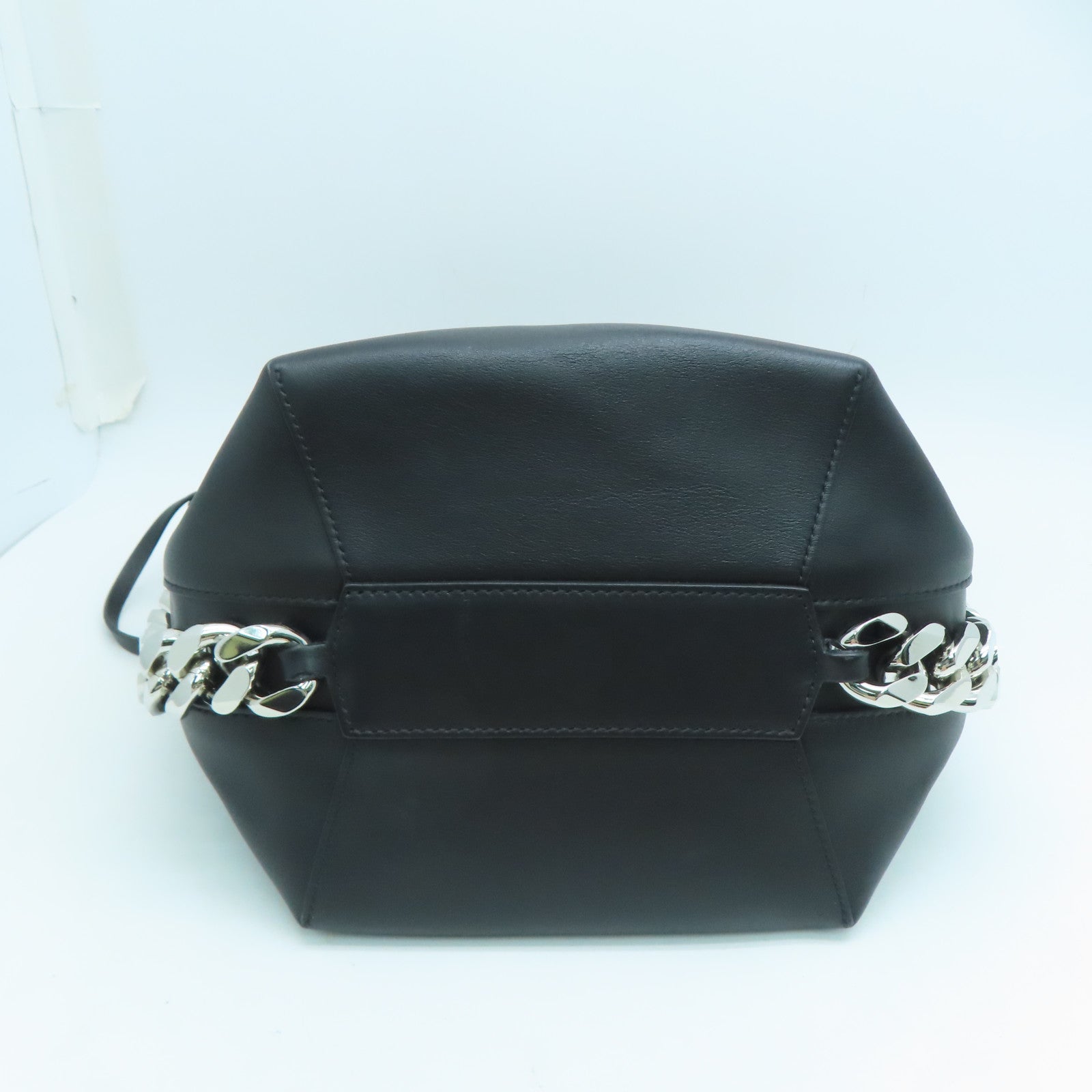 GIVENCHY 牛皮皮革Shoulder Bag银扣肩背袋黑色