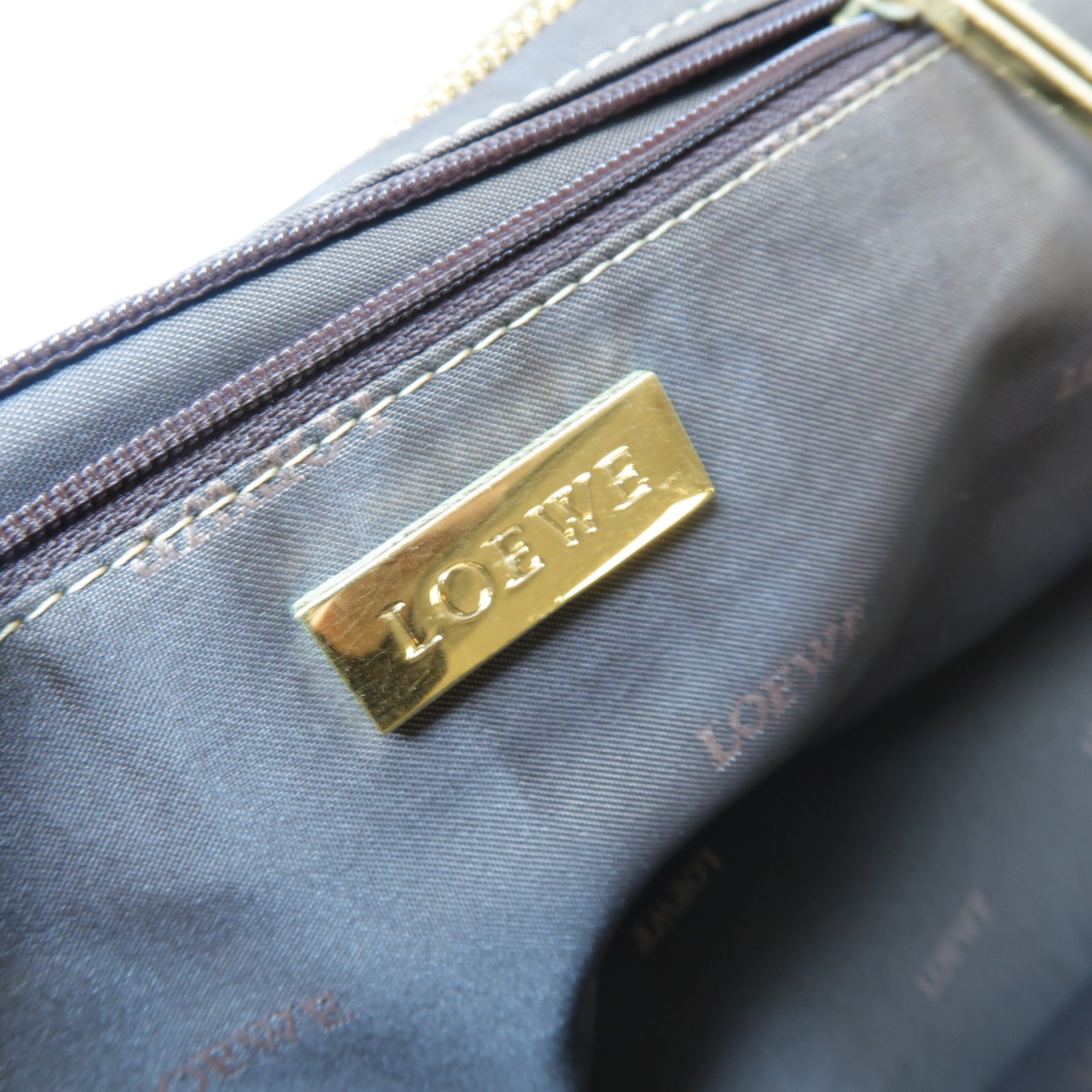 LOEWE 羊皮皮革Amazona金扣手挽袋金色