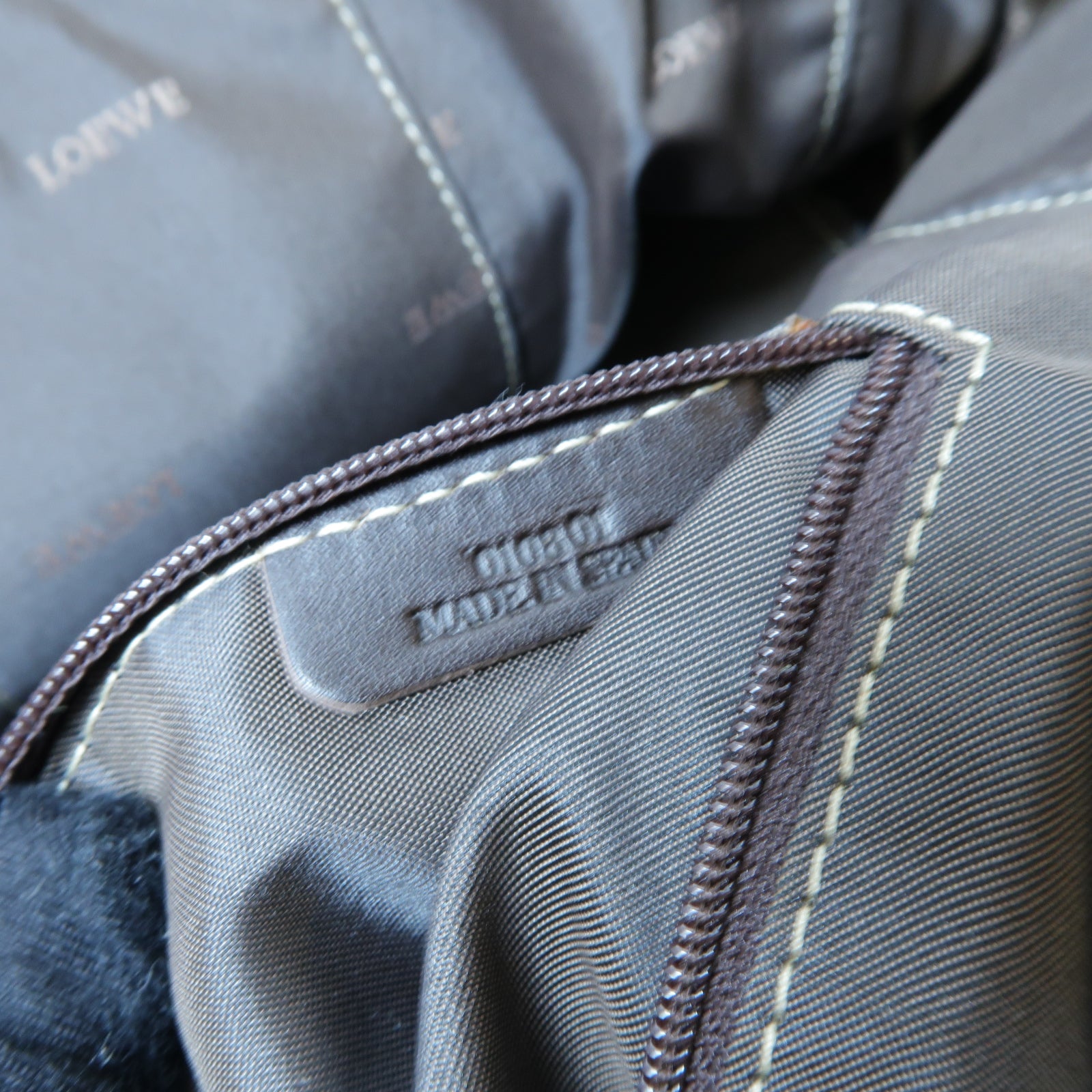 LOEWE 羊皮皮革Amazona金扣手挽袋金色