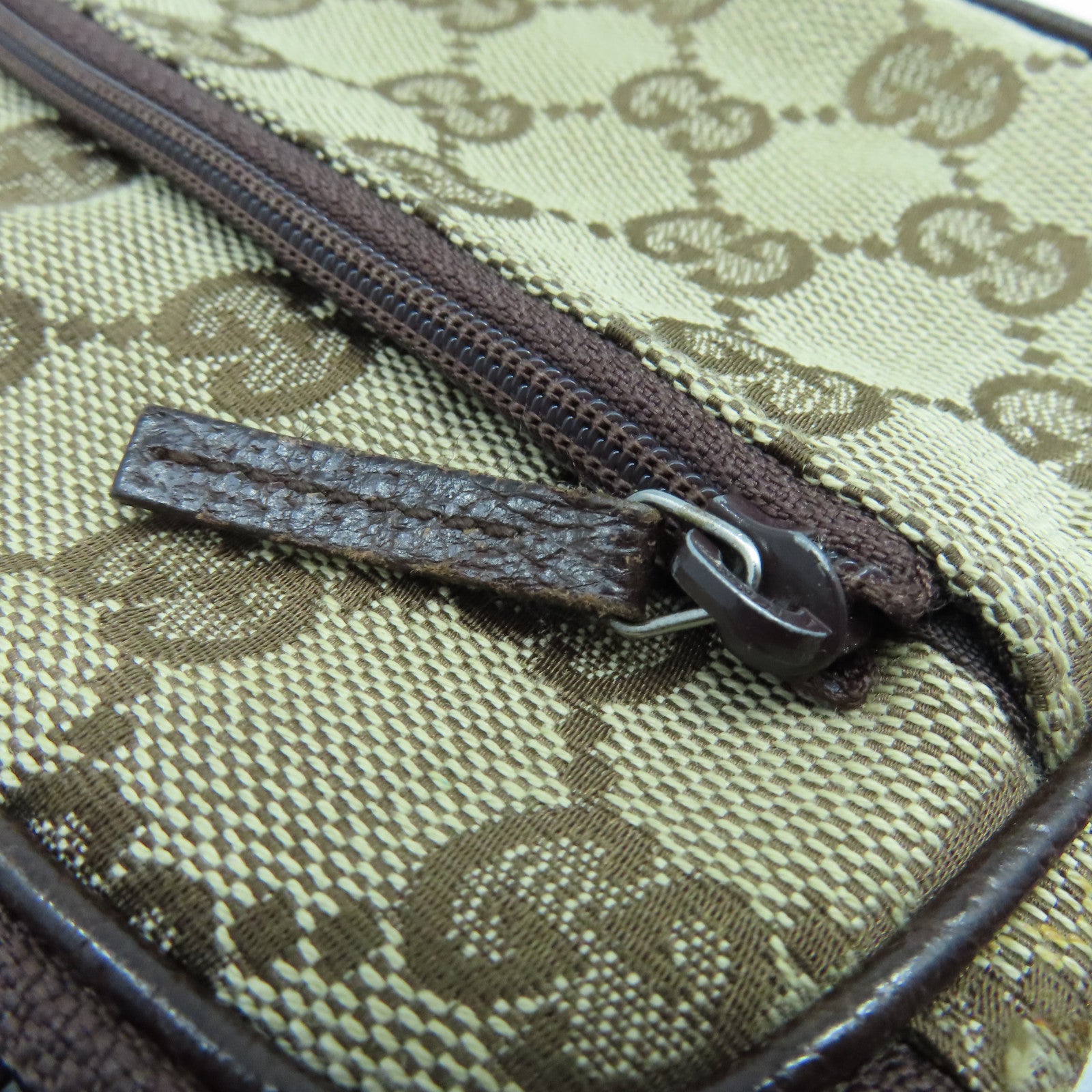 GUCCI 帆布Shoulder Pouch銀扣肩背袋啡色