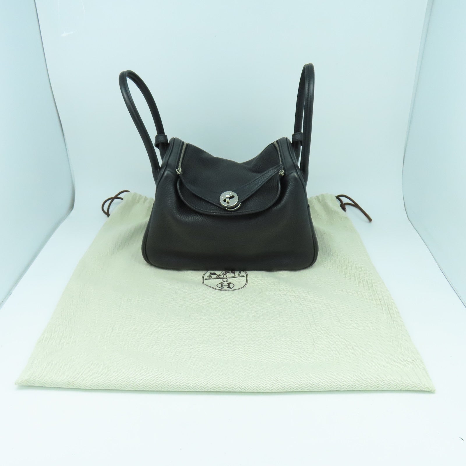 HERMES Taurillon Clemence皮革Lindy 26銀扣手挽肩背兩用袋黑色