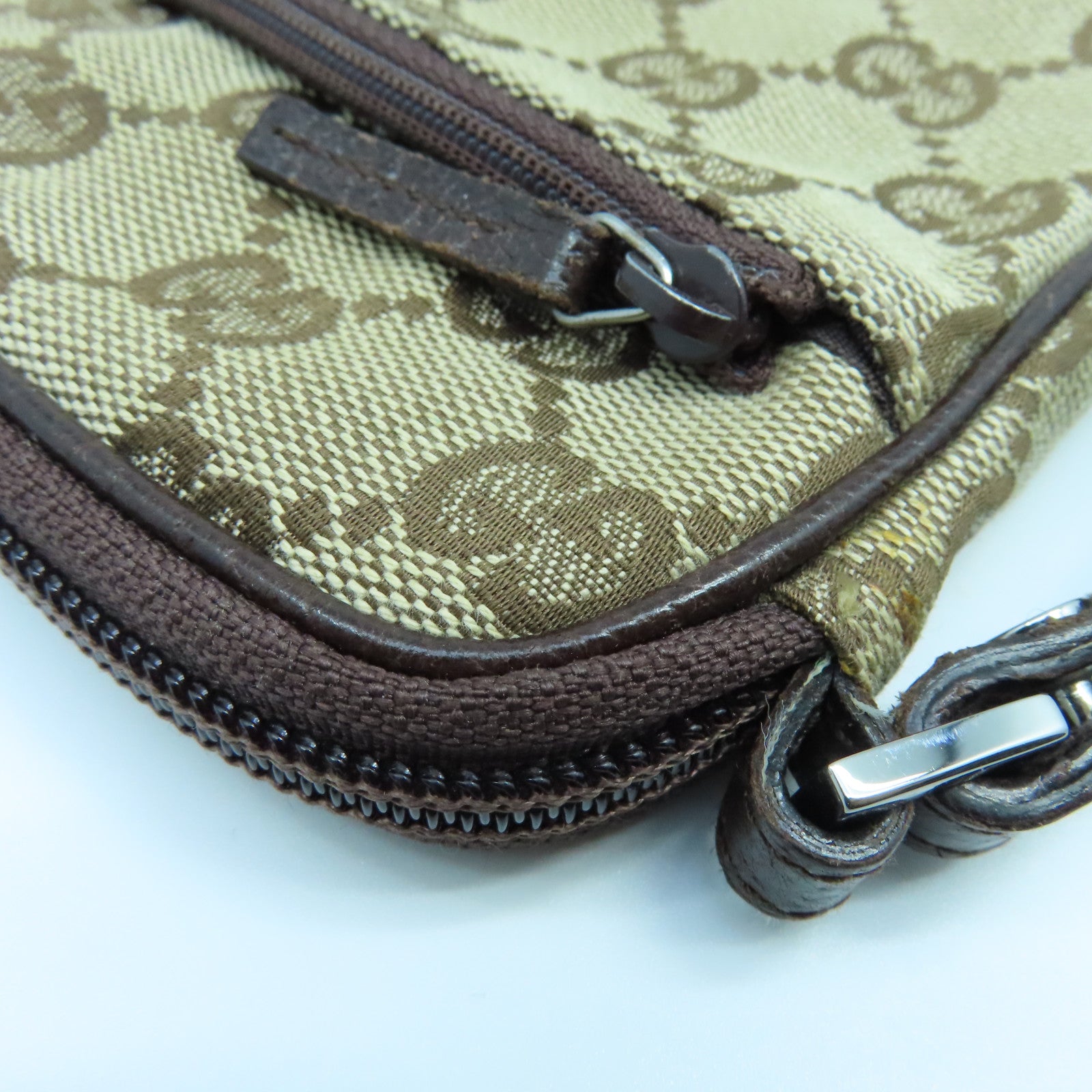 GUCCI 帆布Shoulder Pouch銀扣肩背袋啡色
