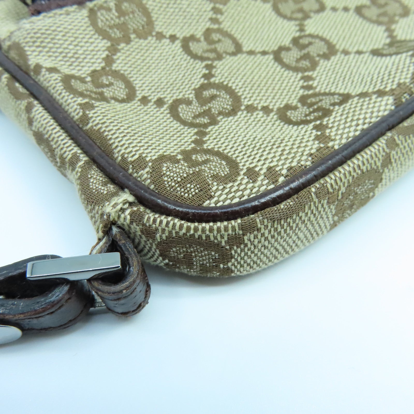 GUCCI 帆布Shoulder Pouch銀扣肩背袋啡色