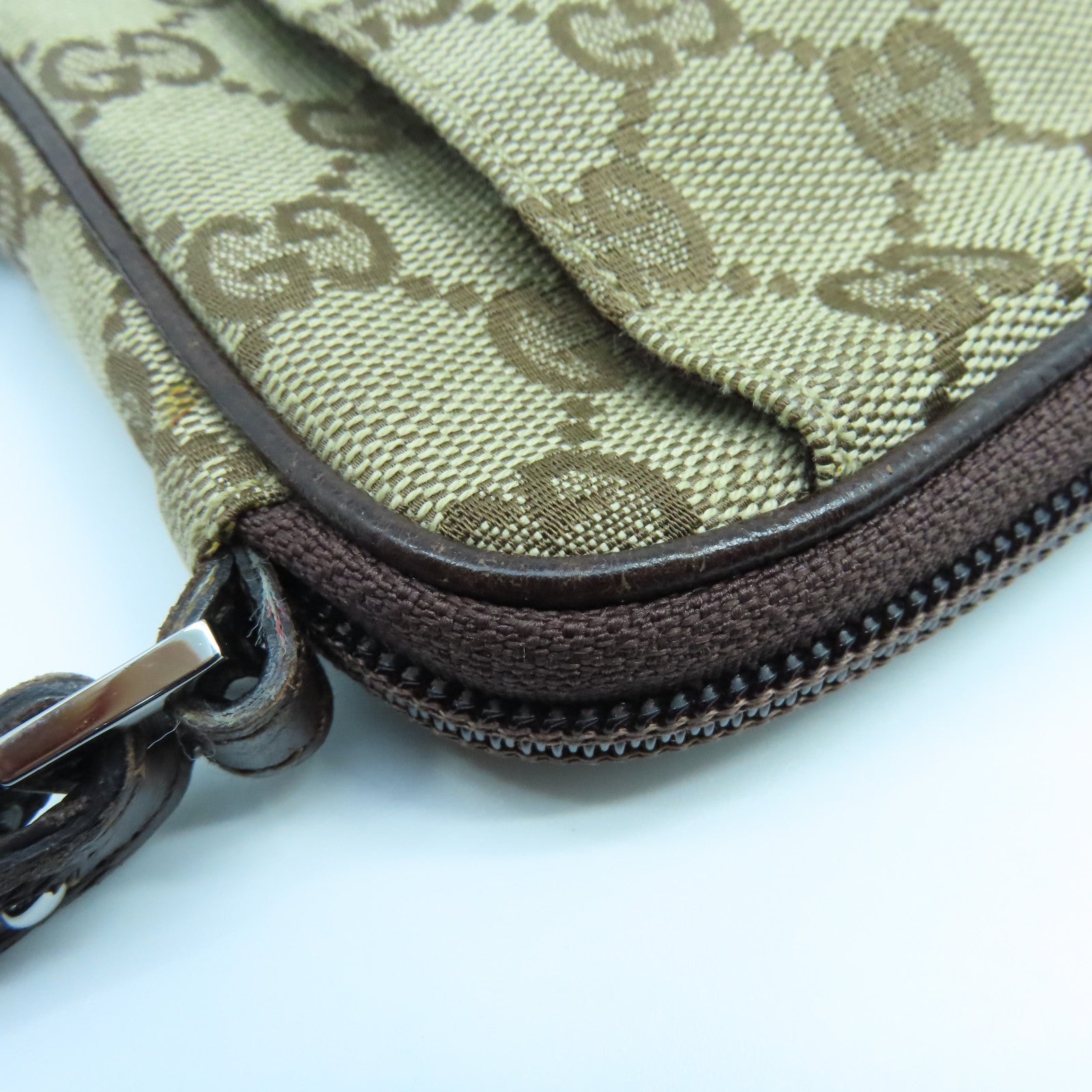 GUCCI 帆布Shoulder Pouch銀扣肩背袋啡色