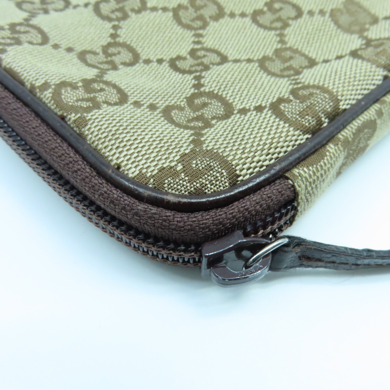 GUCCI 帆布Shoulder Pouch銀扣肩背袋啡色