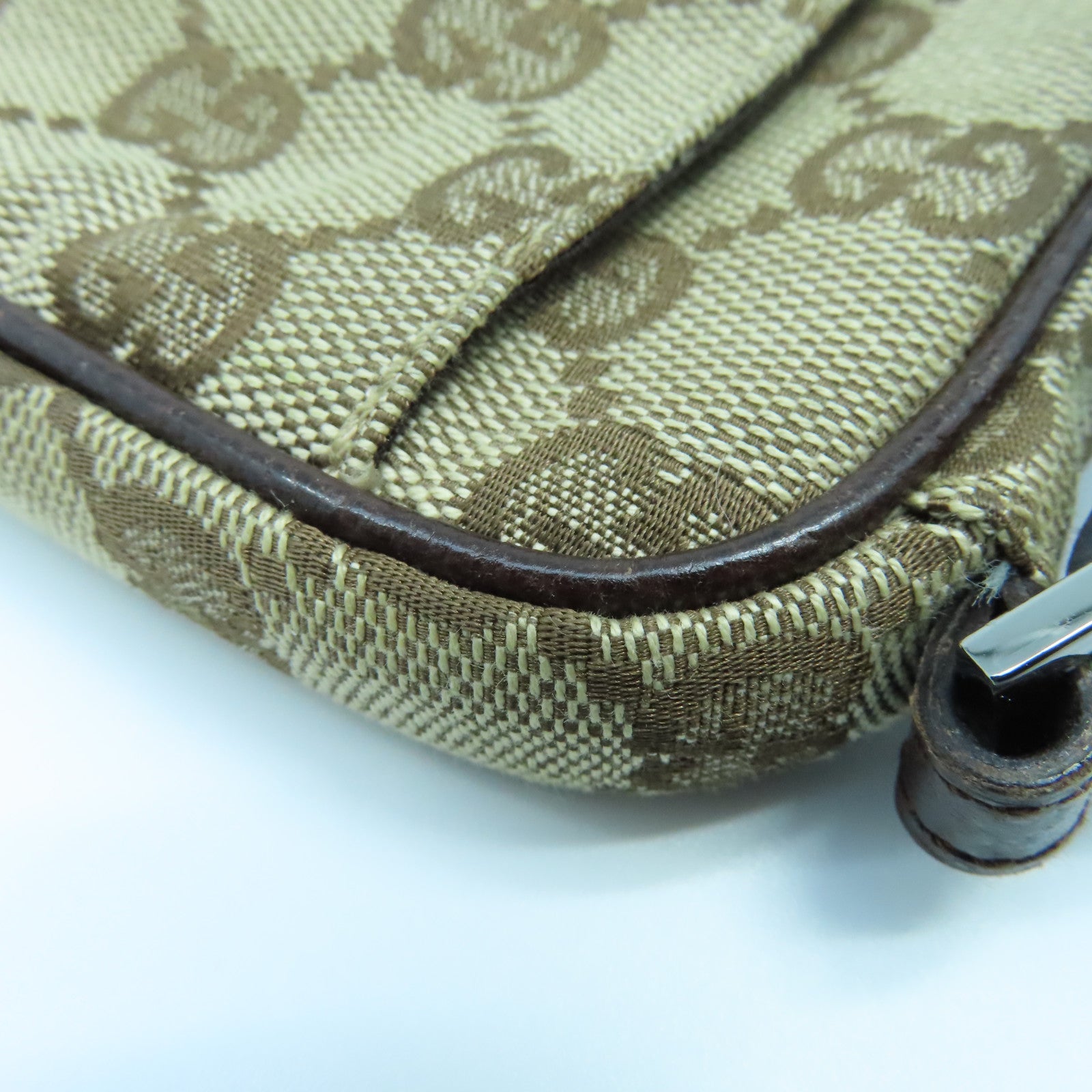 GUCCI 帆布Shoulder Pouch銀扣肩背袋啡色
