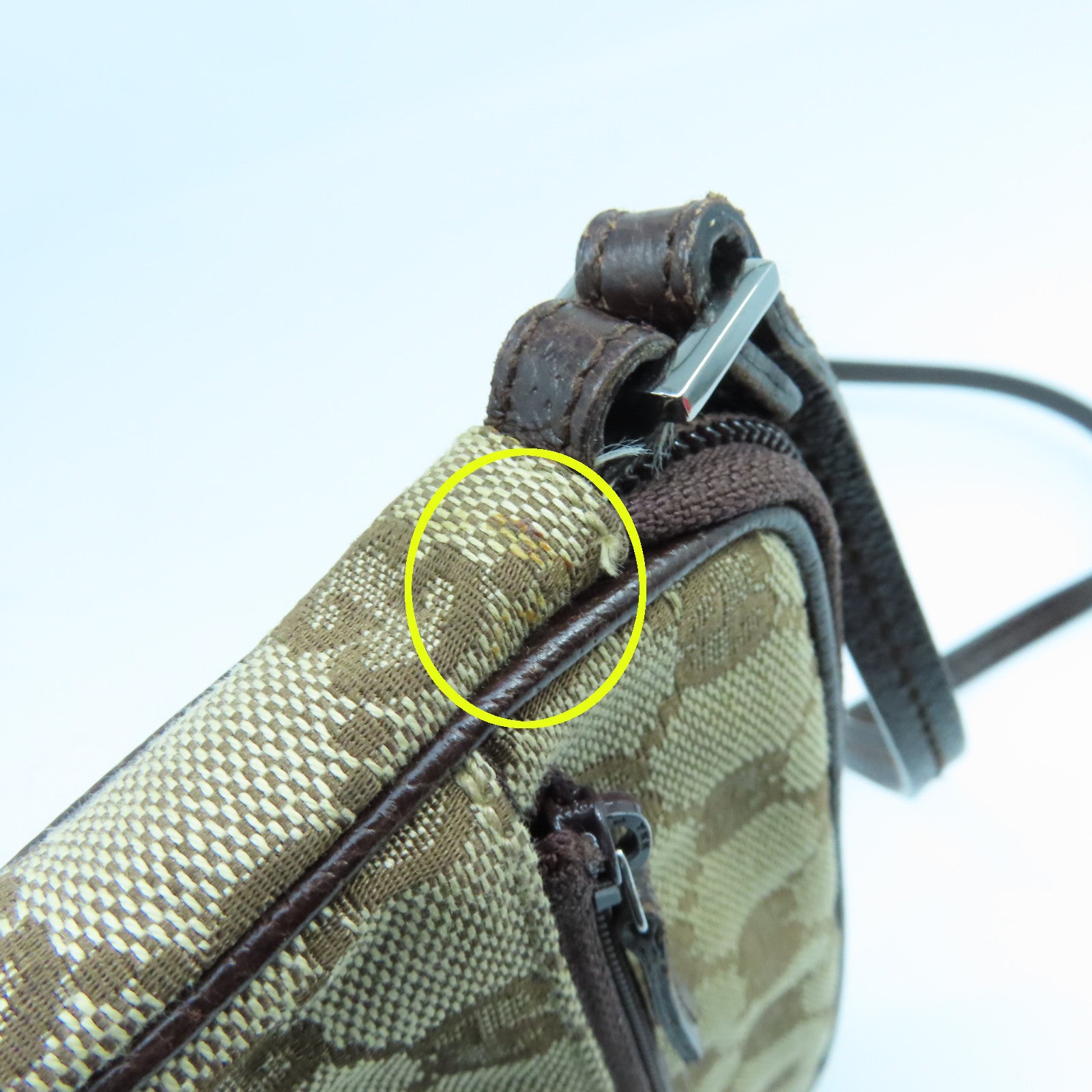 GUCCI 帆布Shoulder Pouch銀扣肩背袋啡色