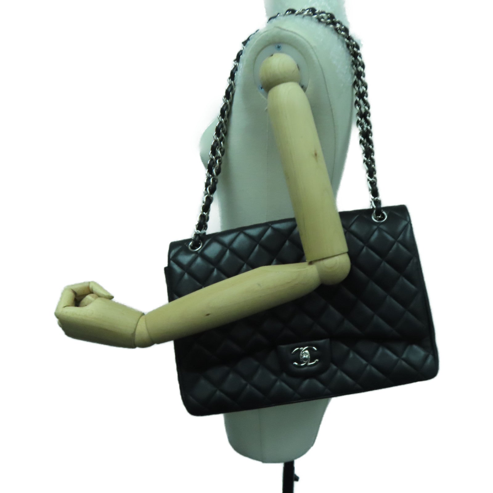 CHANEL 【激減優惠】菱格羊皮皮革Maxi Classic Flap銀扣鏈帶肩背袋黑色