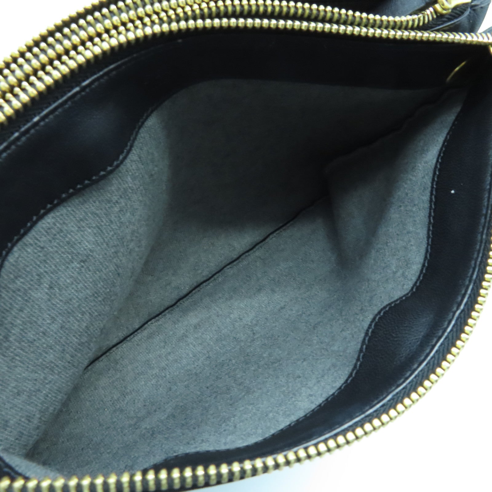CELINE 【激減優惠】牛皮皮革Shoulder Pouch金扣肩背袋黑色