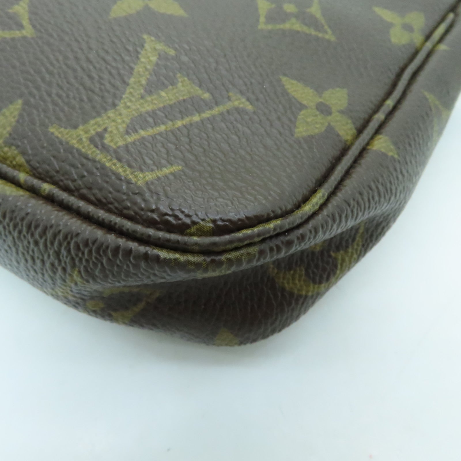 LOUIS VUITTON Monogram Pochette Accessories金扣手挽袋啡色