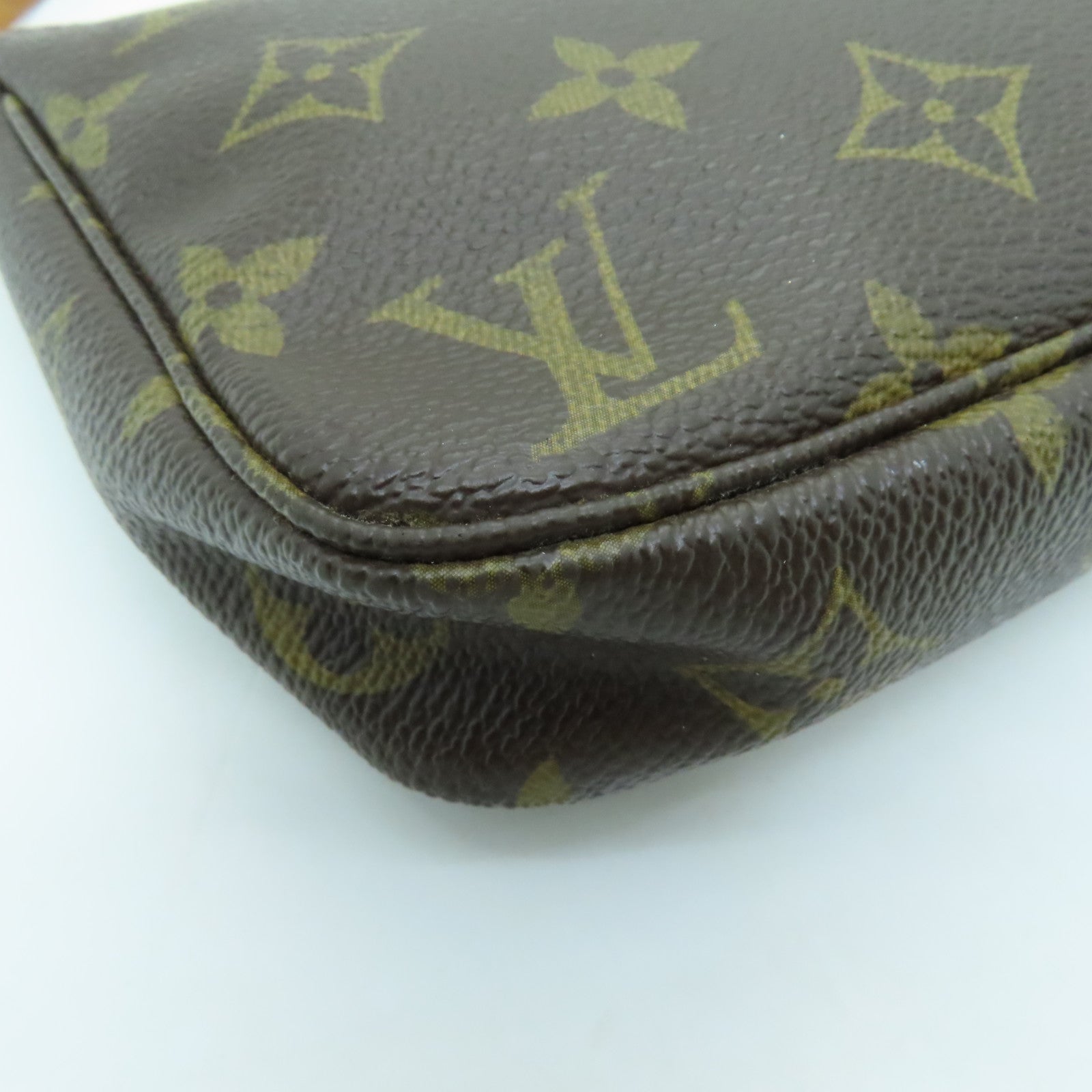 LOUIS VUITTON Monogram Pochette Accessories金扣手挽袋啡色